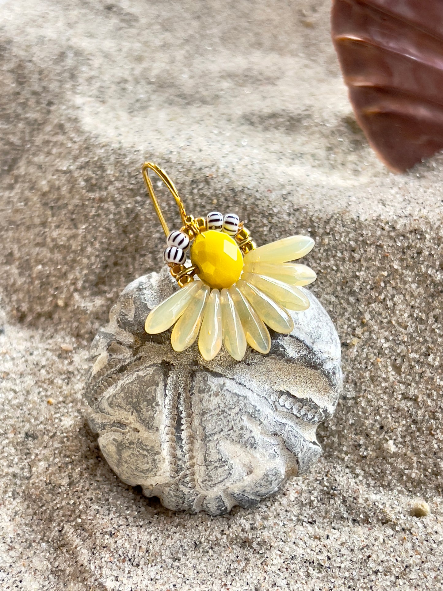 Mini blomsterørering med lysegule dråbe glasperler og lille gul glasperle