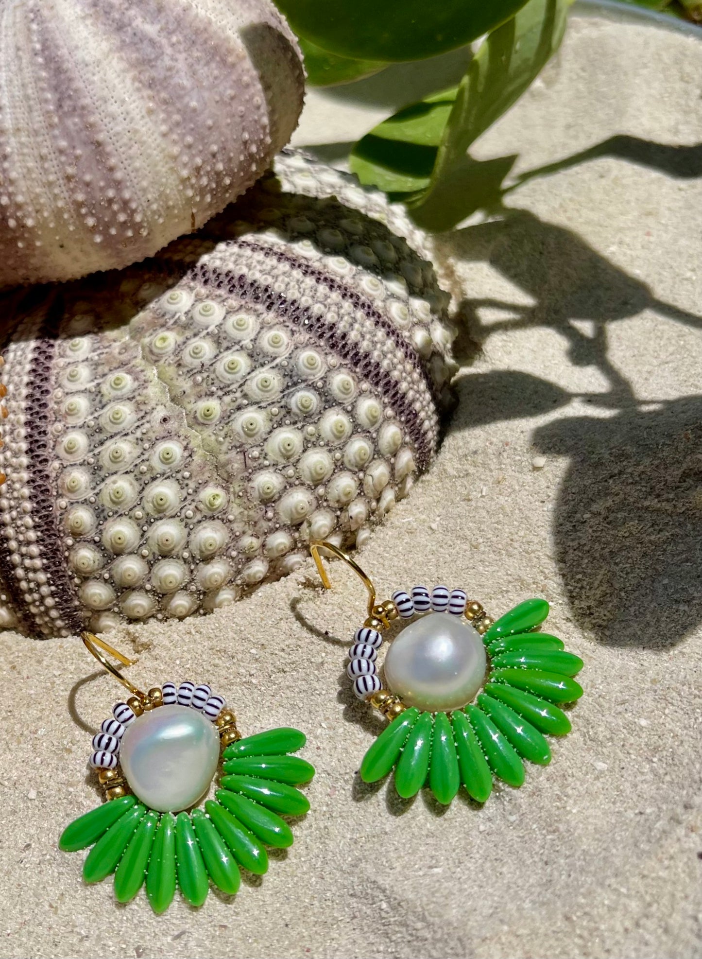 Lille grøn blomster ørering med ferskvandsperle