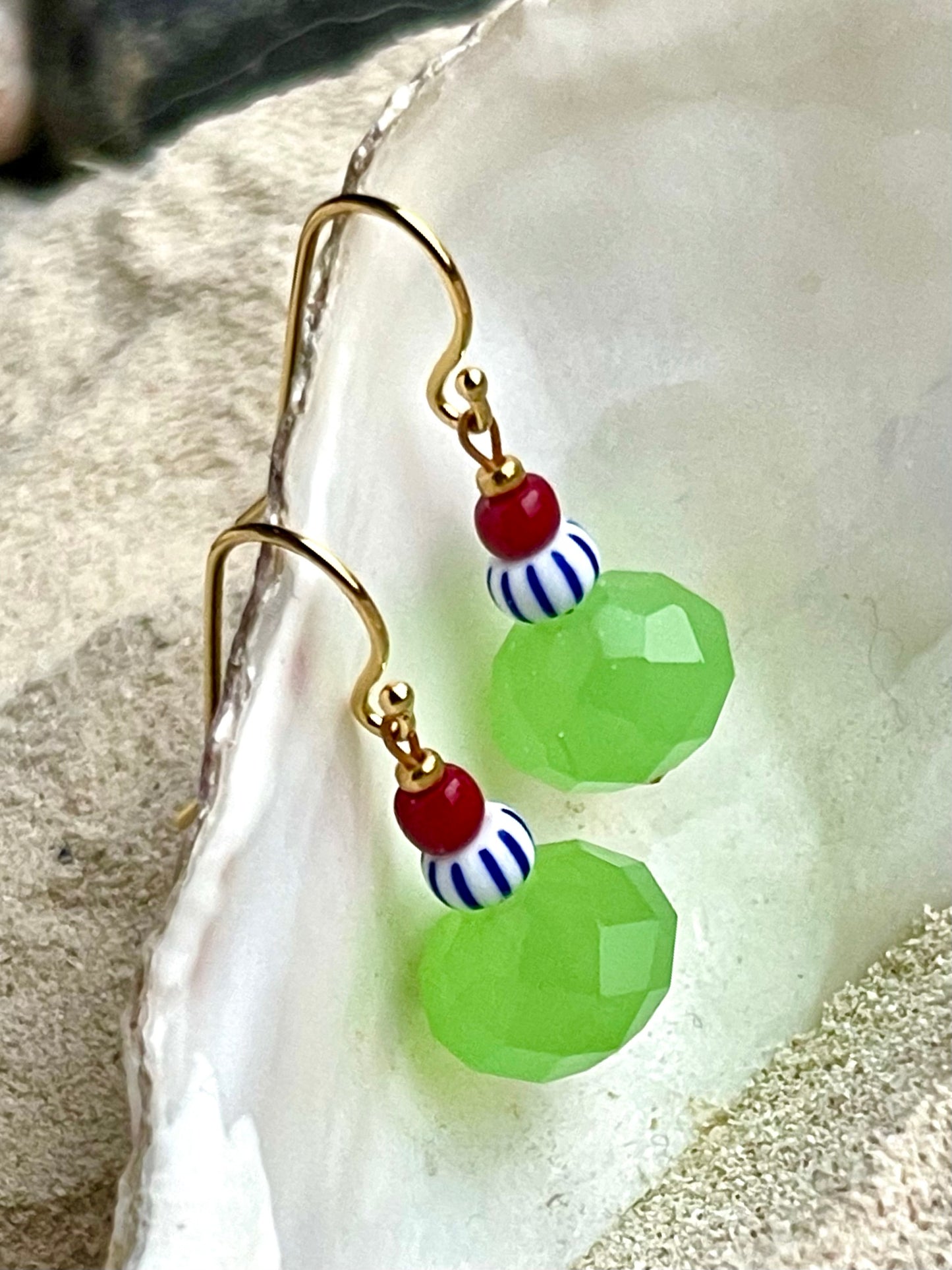 Ørering med blå og hvidstribet seed bead og lysegrøn glas perle