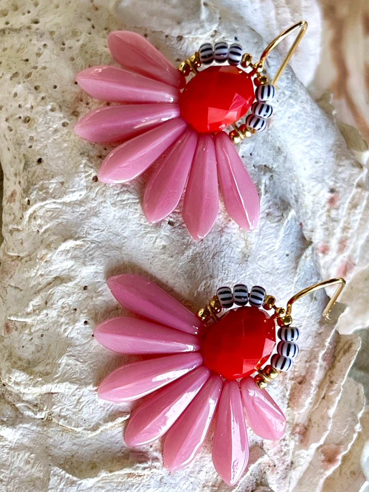Stor blomster ørering med rød glasperle og sjældne rosa glasperler