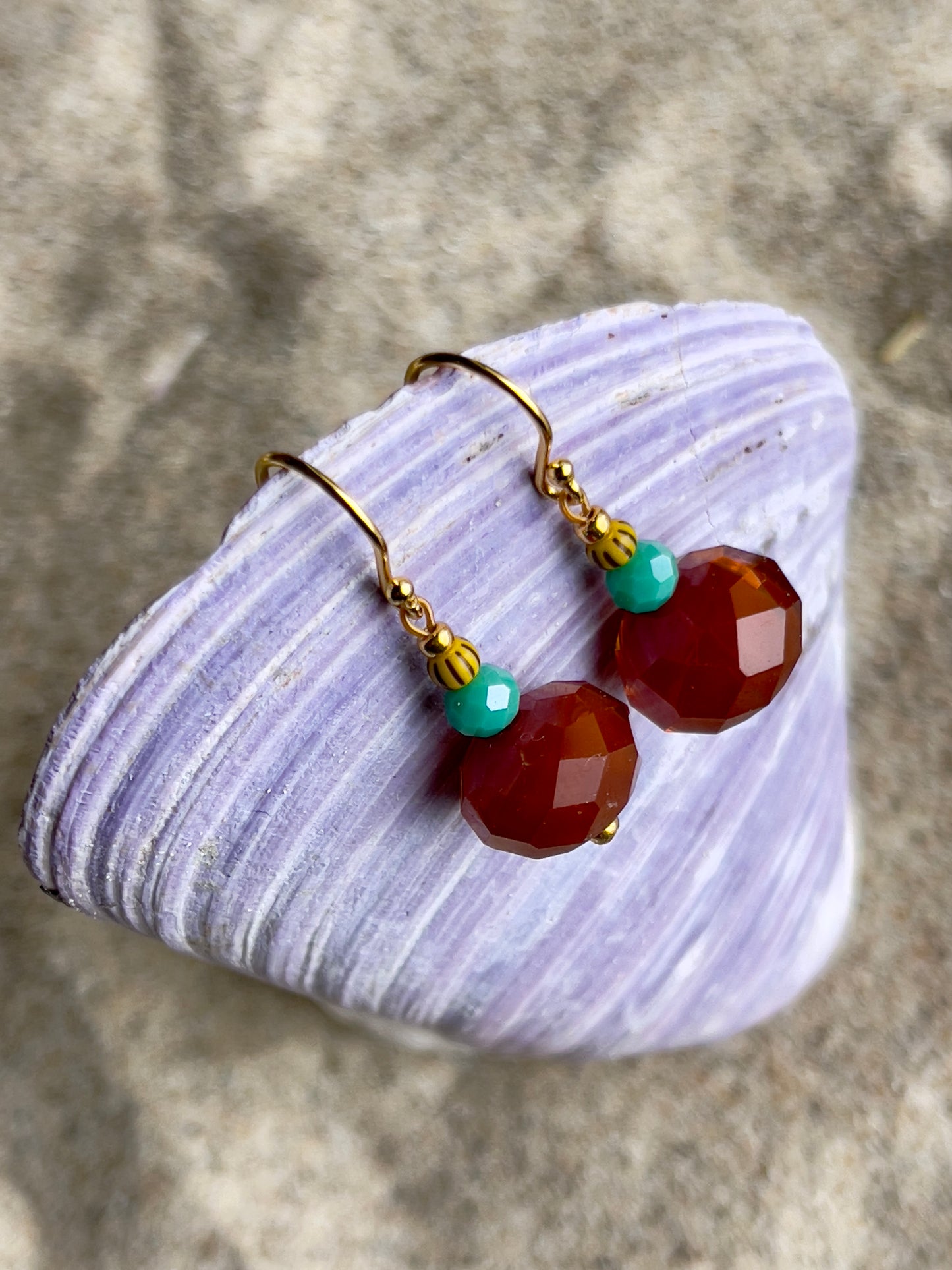 Ørering med flot stor brun glasperle, lille grøn glasperle og seed beads
