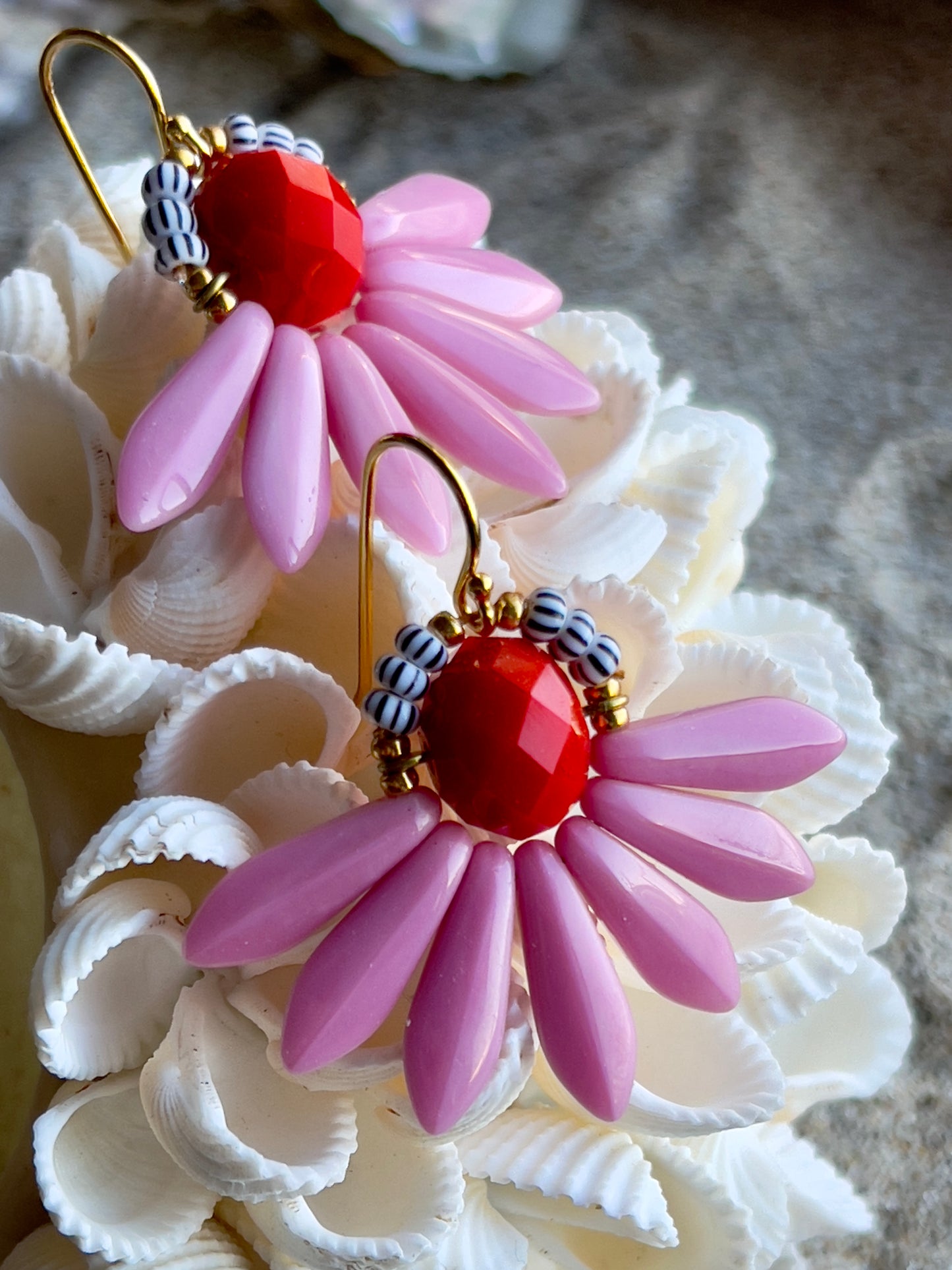 Flot blomster ørering af sjældne rosa glasperler.