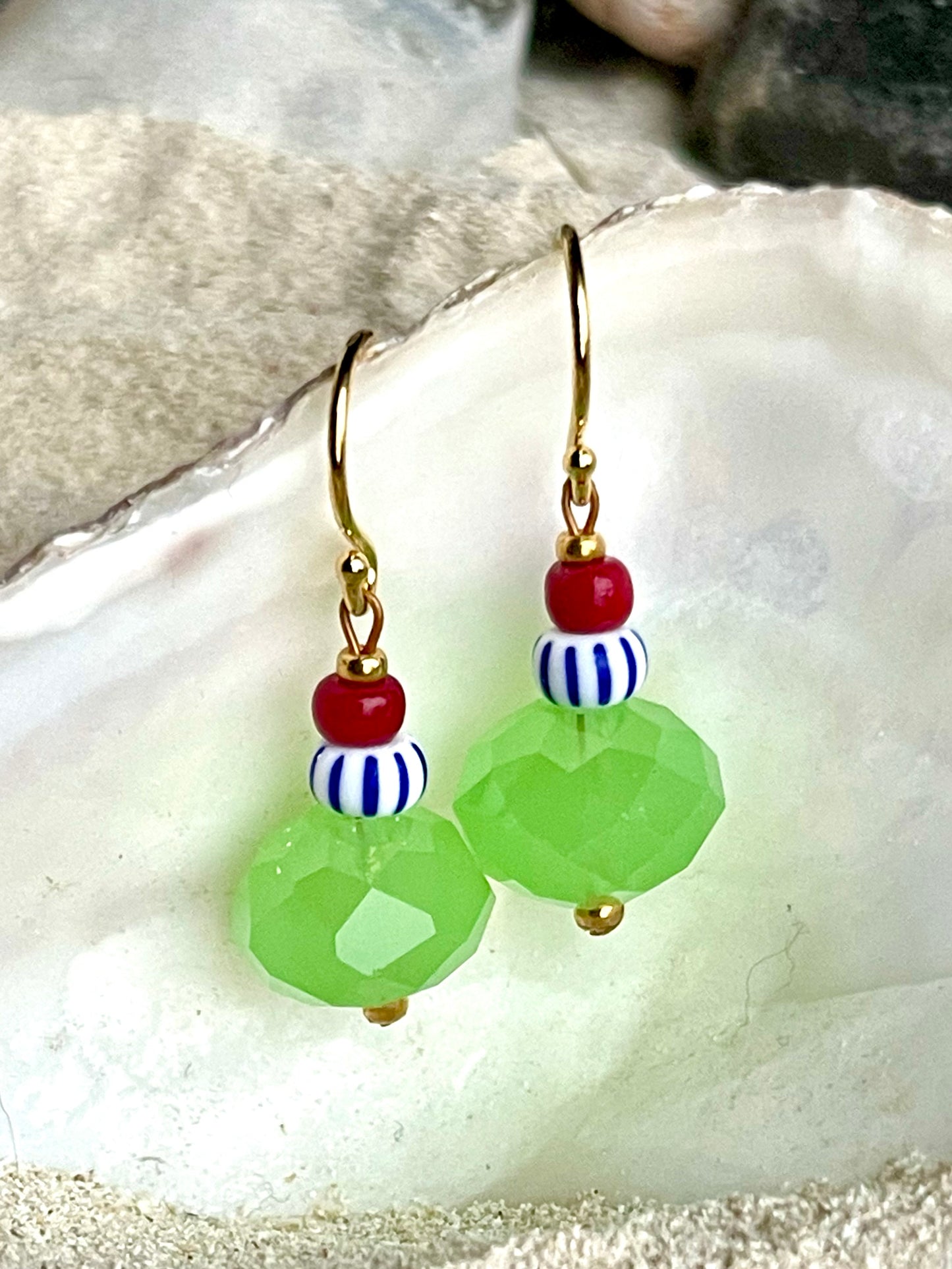 Ørering med blå og hvidstribet seed bead og lysegrøn glas perle