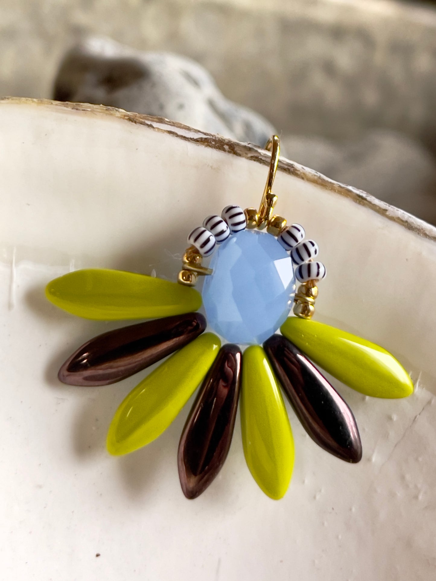 Stor brun, lime og lyselilla blomster ørering