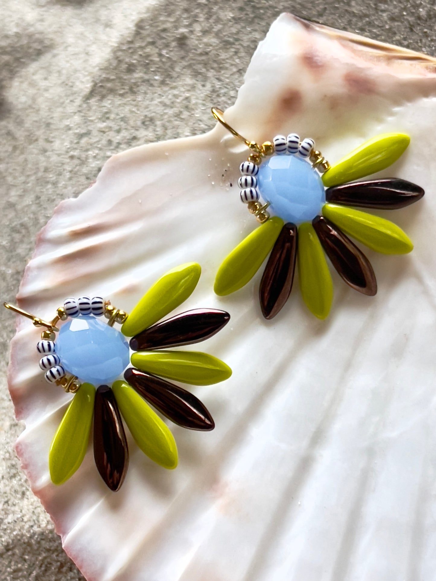 Stor brun, lime og lyselilla blomster ørering