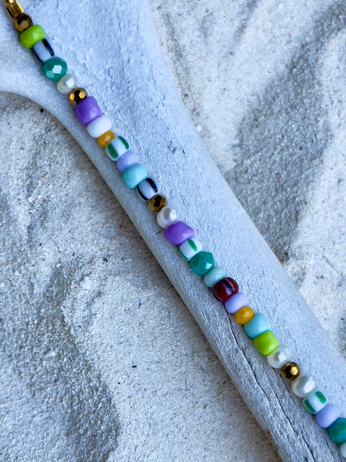 Armbånd med store Seed Beads i lækre lilla og grønne nuancer og med små ferskvandsperler