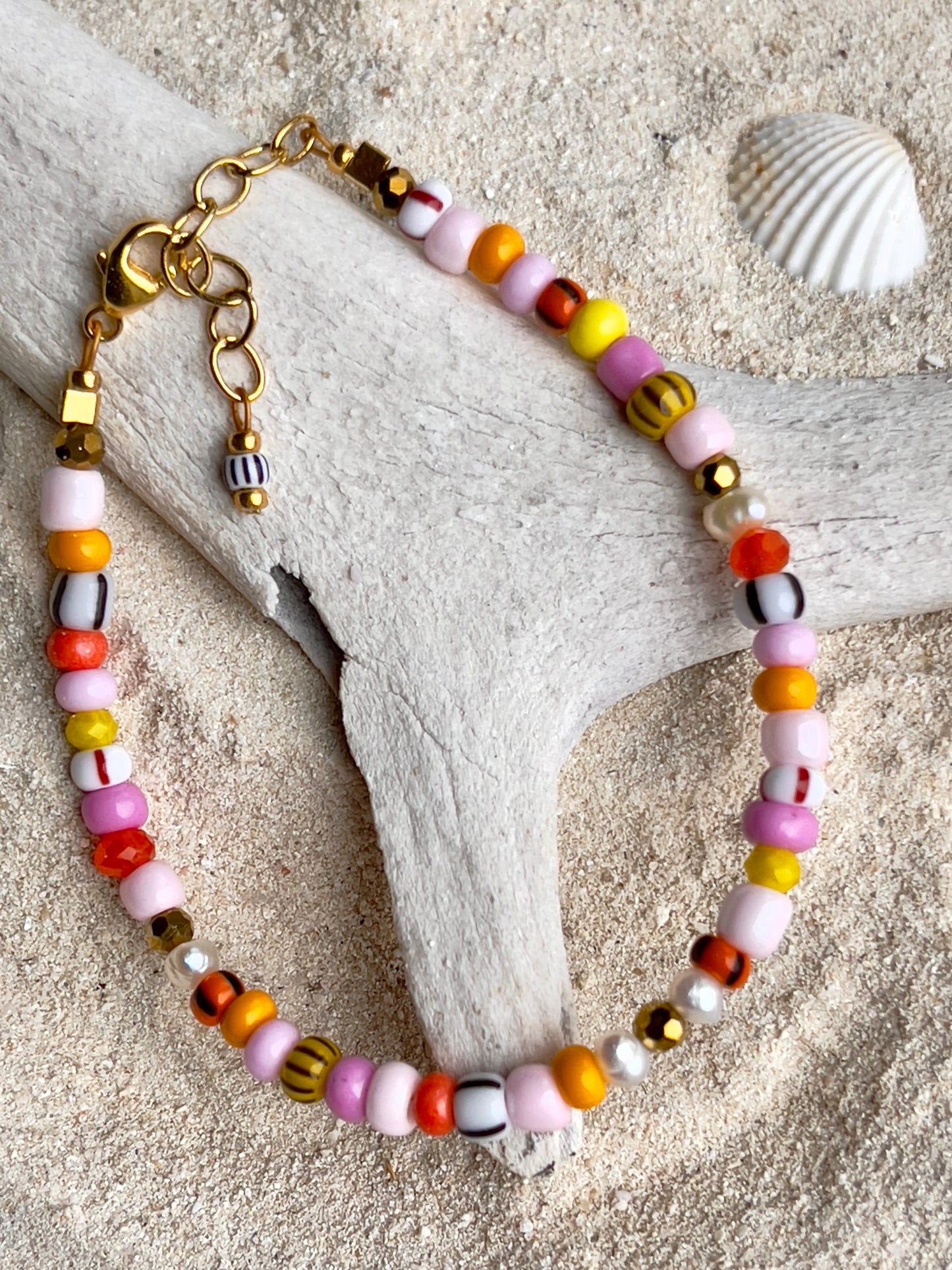 Armbånd med store Seed Beads i lækre rosa og orange farver og små ferskvandsperler