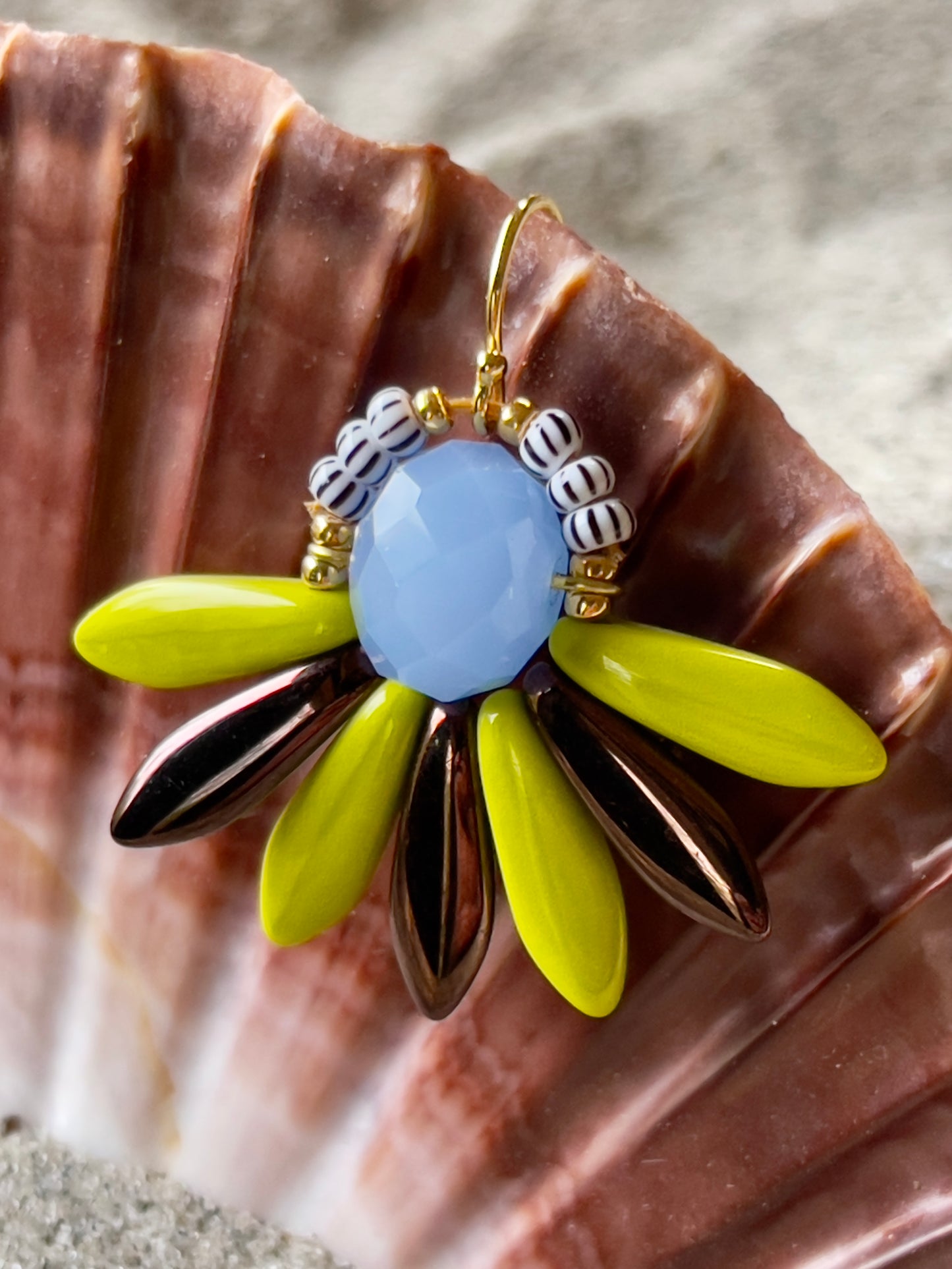 Stor brun, lime og lyselilla blomster ørering