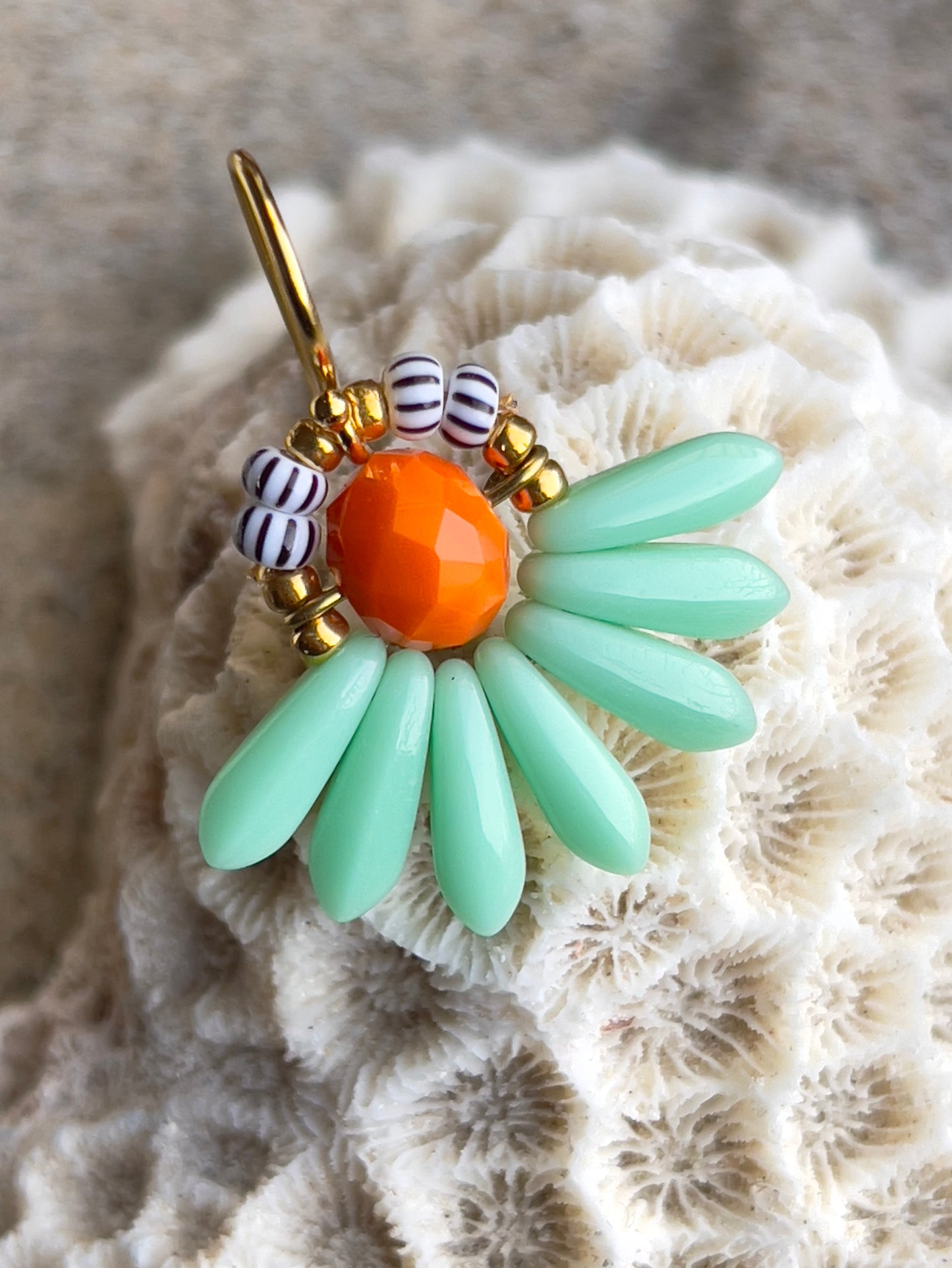 Mini blomsterørering med mintgrønne dråbe glasperler og lille orange glasperle