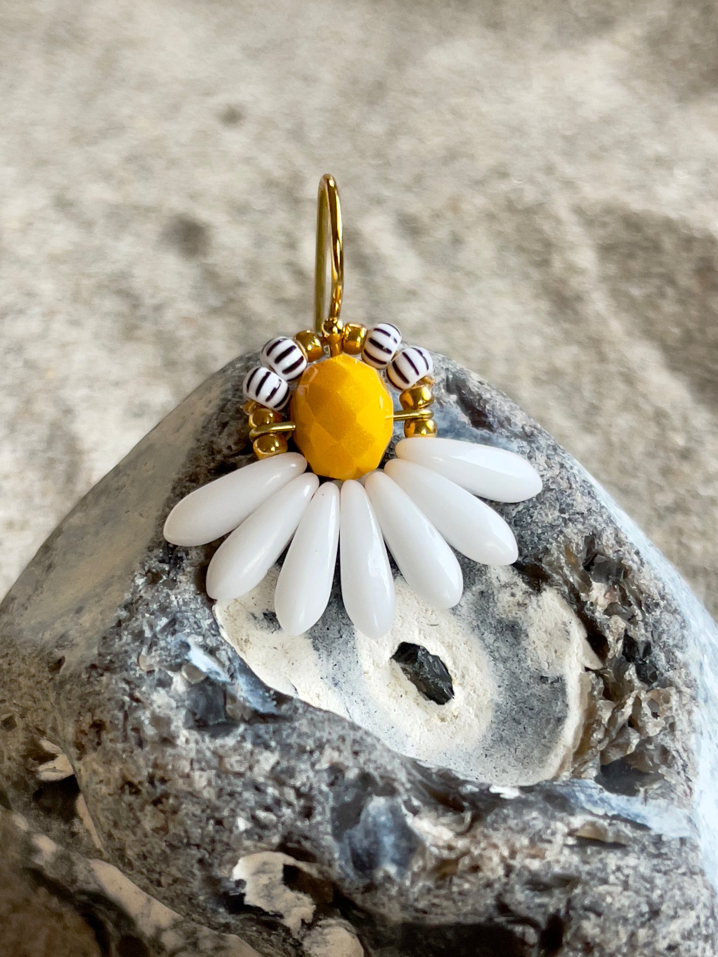 Mini blomsterørering med hvide dråbe glasperler og lille mangofarvet glasperle