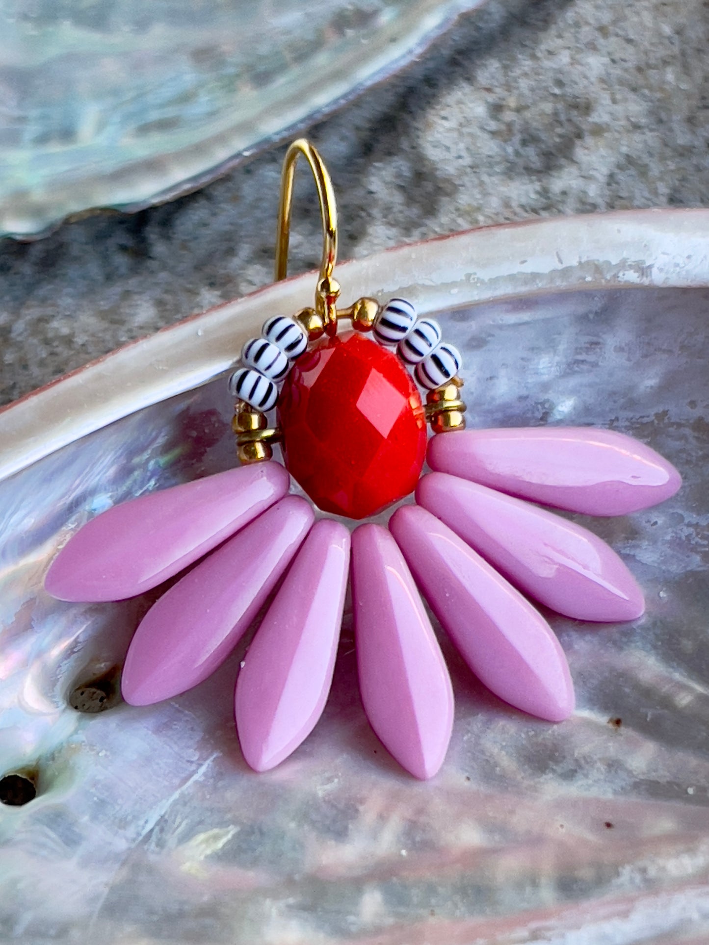 Flot blomster ørering af sjældne rosa glasperler.