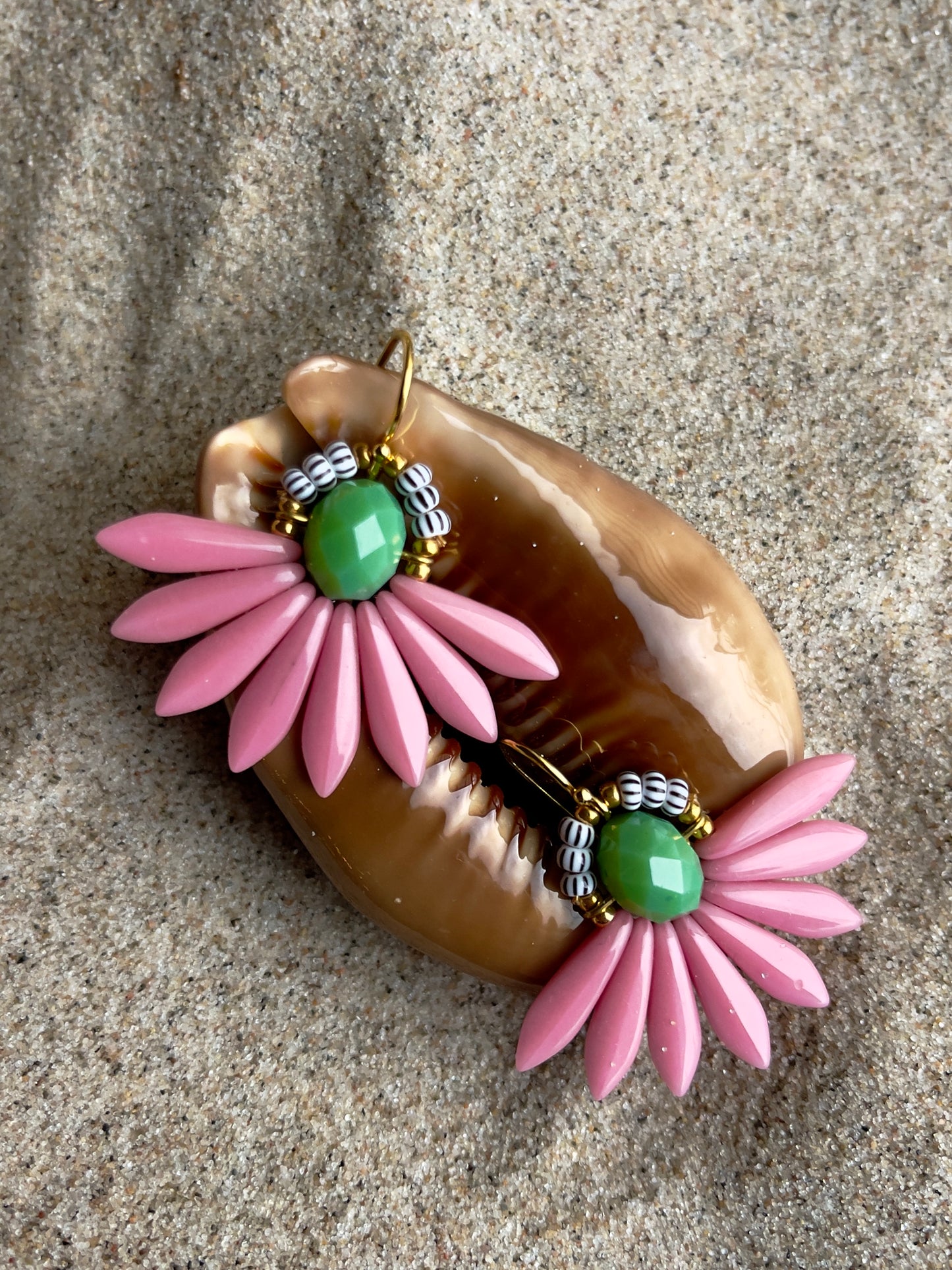 Blomsterørering med grøn glasperle i midten og blade af store rosa glasperler