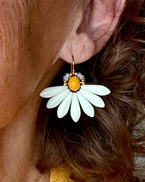 Flot stor blomster ørering af sjældne lysegule glasperler.