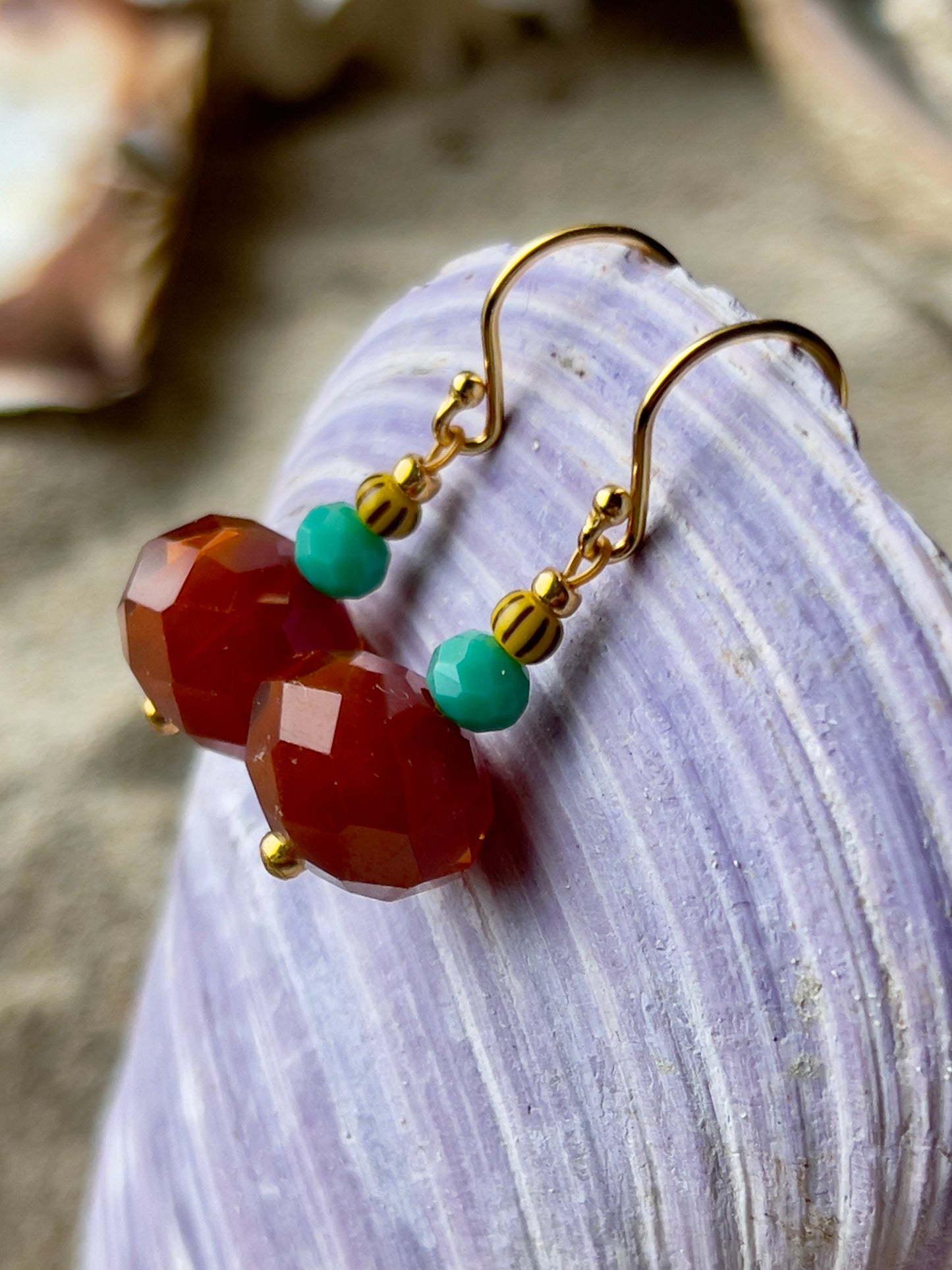Ørering med flot stor brun glasperle, lille grøn glasperle og seed beads