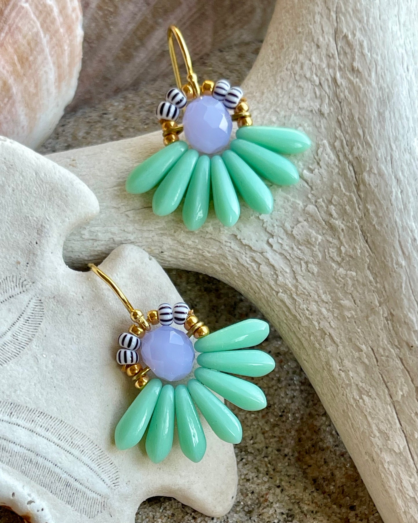 Mini blomsterørering med mintgrønne dråbe glasperler og flot lys lilla glasperle