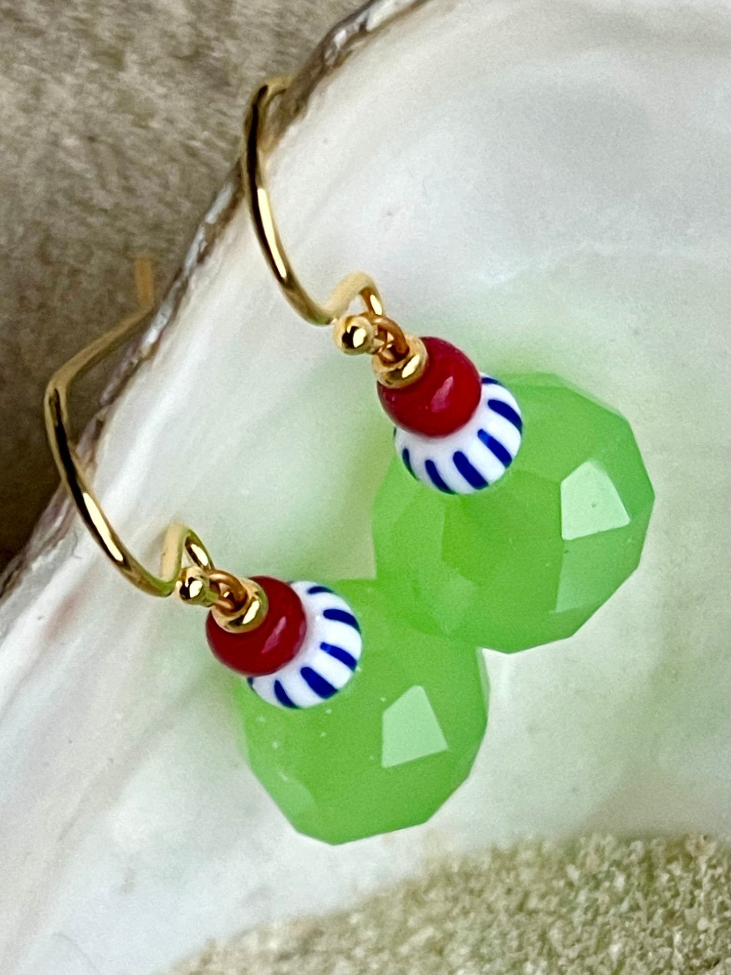 Ørering med blå og hvidstribet seed bead og lysegrøn glas perle
