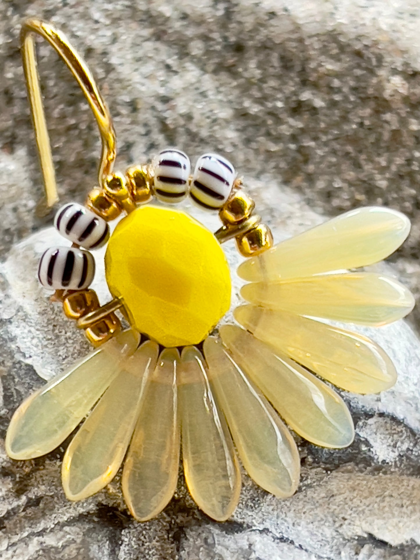 Mini blomsterørering med lysegule dråbe glasperler og lille gul glasperle
