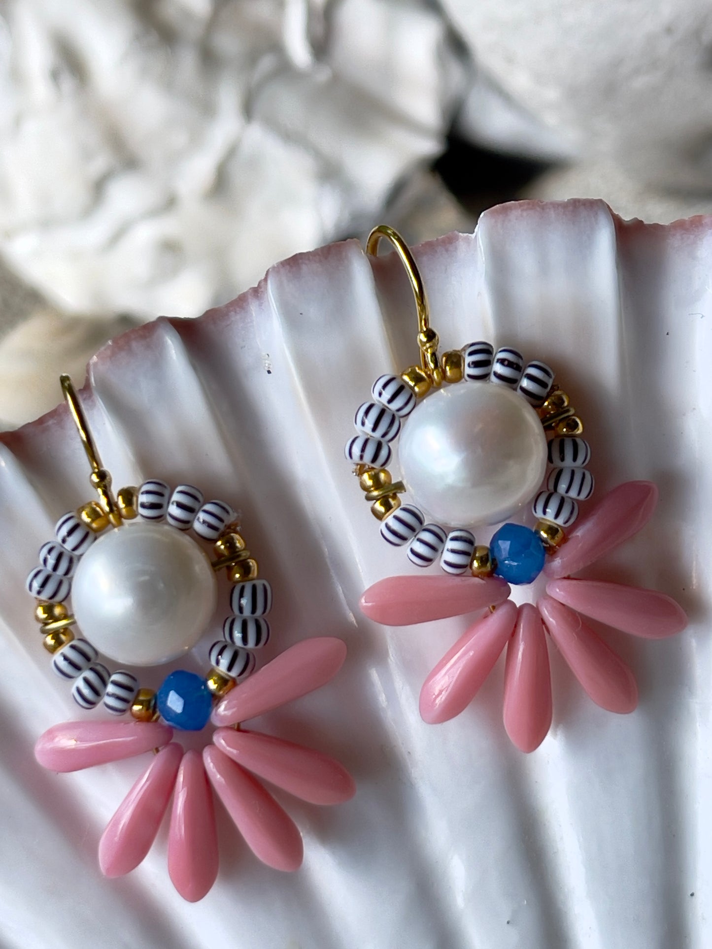 Mini blomsterørering af rosa dråbe glasperler med lille azurblå glasperle samt flot ferskvandsperle.