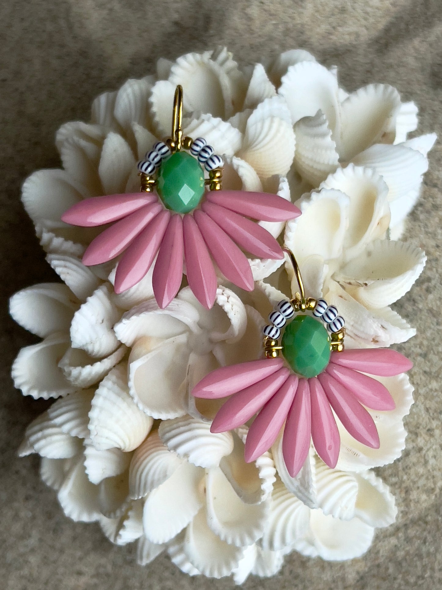Blomsterørering med grøn glasperle i midten og blade af store rosa glasperler