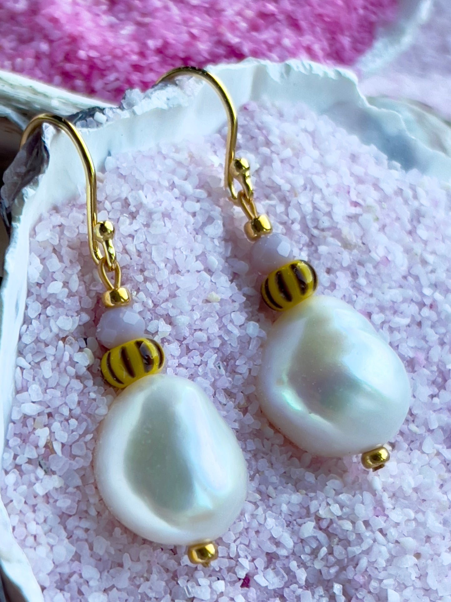 Flot ørering med stor ferskvandsperle og seed beads.