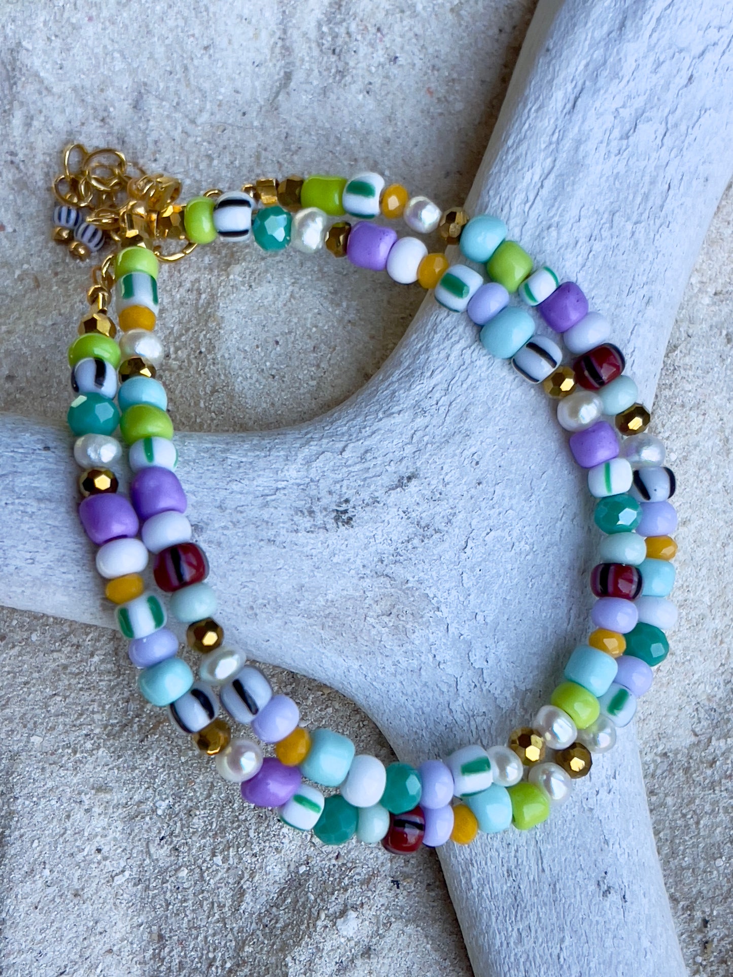 Armbånd med store Seed Beads i lækre lilla og grønne nuancer og med små ferskvandsperler