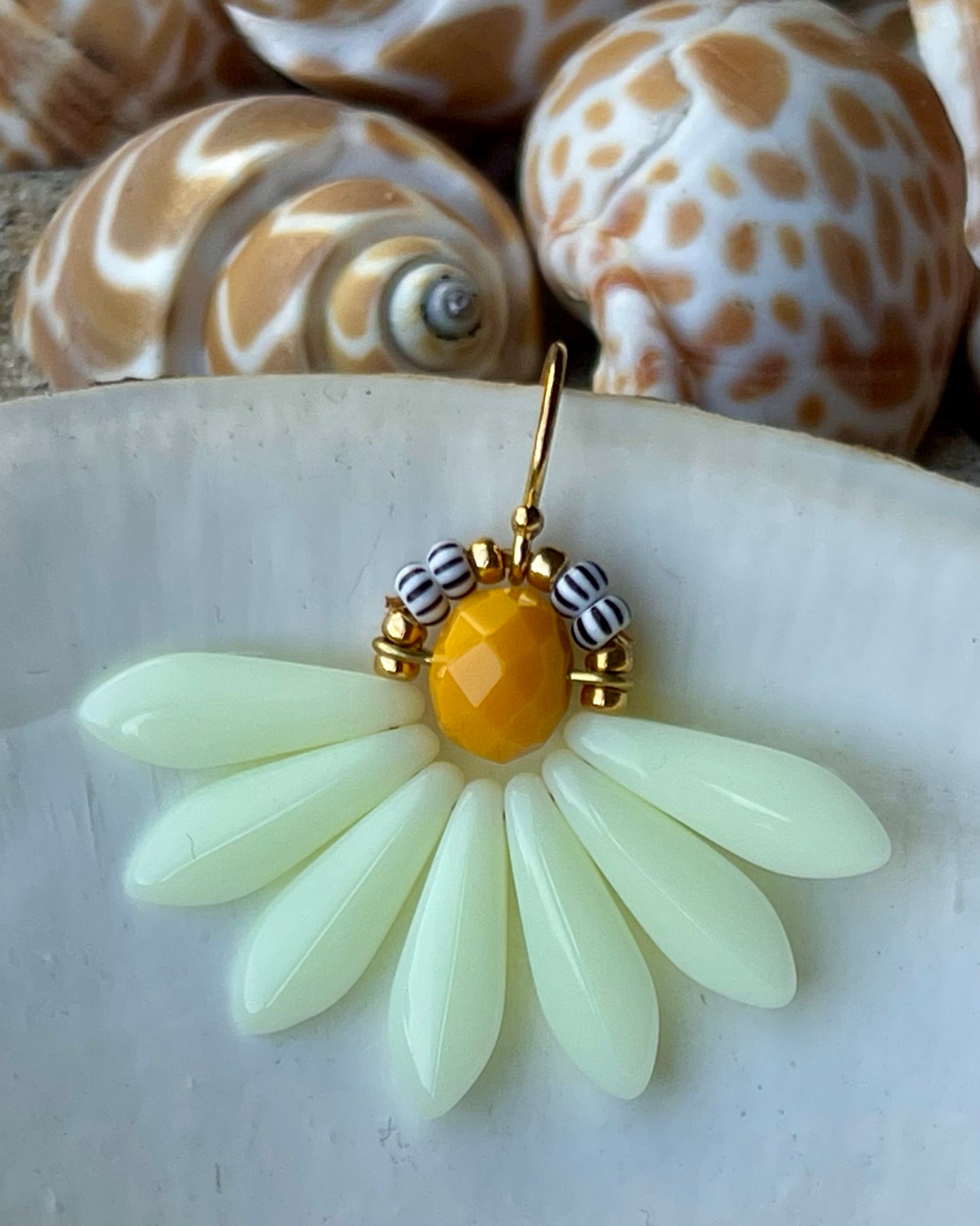 Flot stor blomster ørering af sjældne lysegule glasperler.