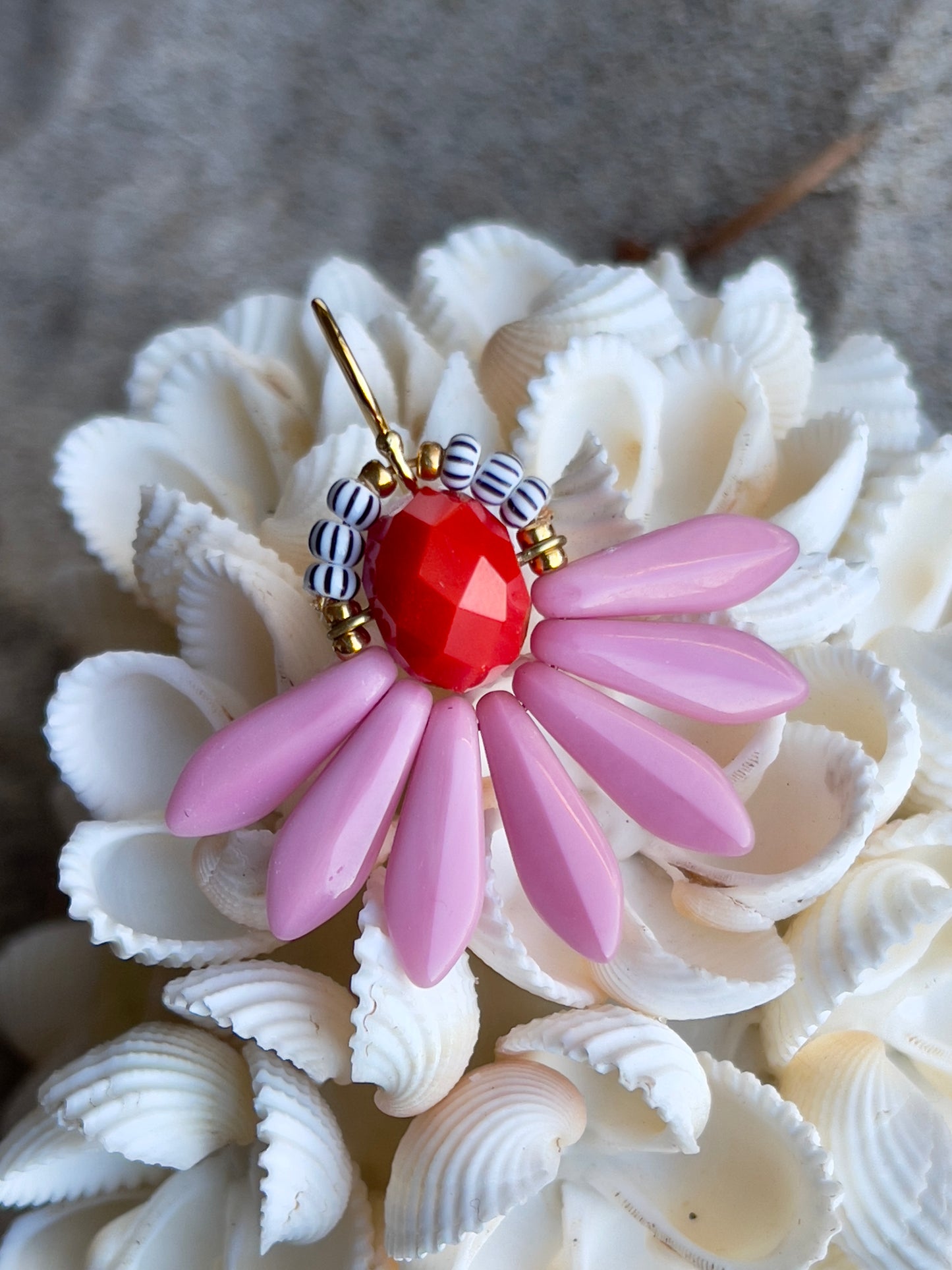 Flot blomster ørering af sjældne rosa glasperler.
