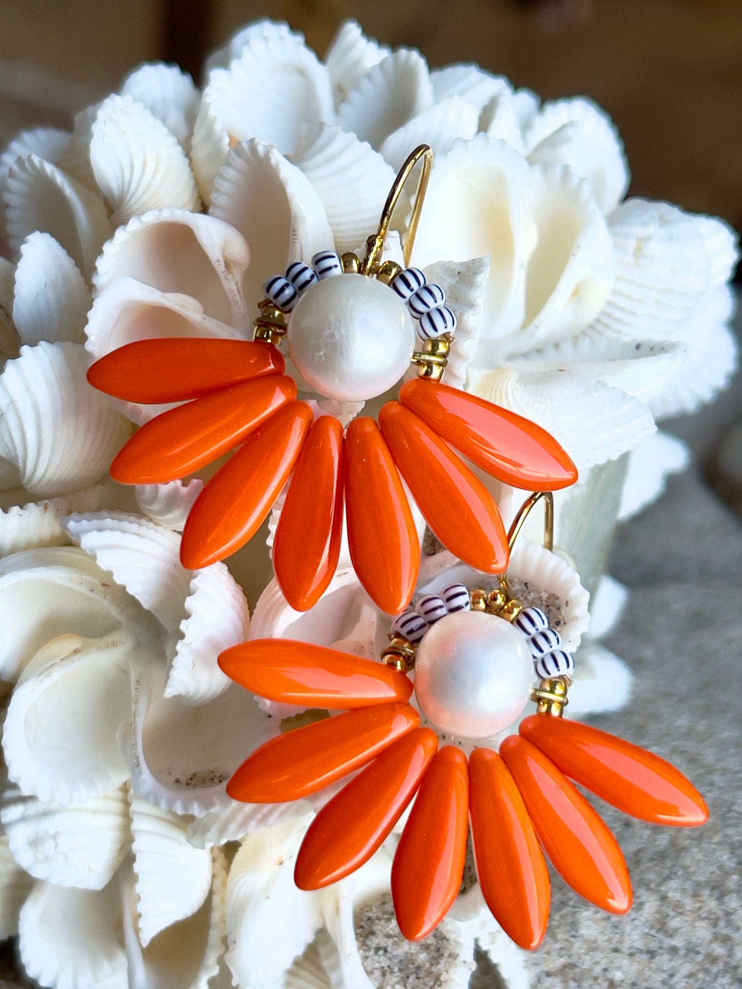 Hot orange blomster ørering med ferskvandsperle