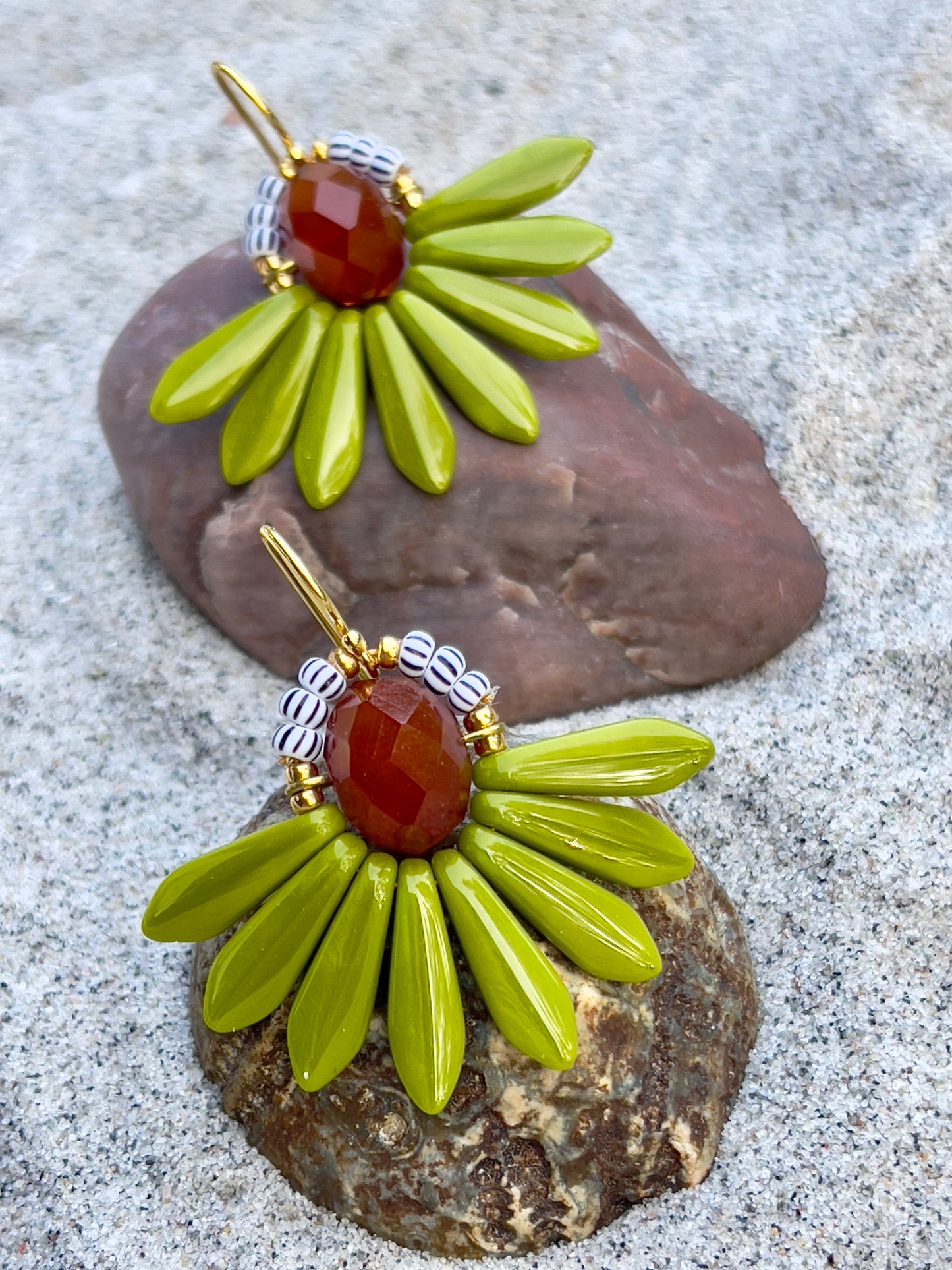 Smuk gyldengrøn blomster ørering med flot lysebrun glasperle.
