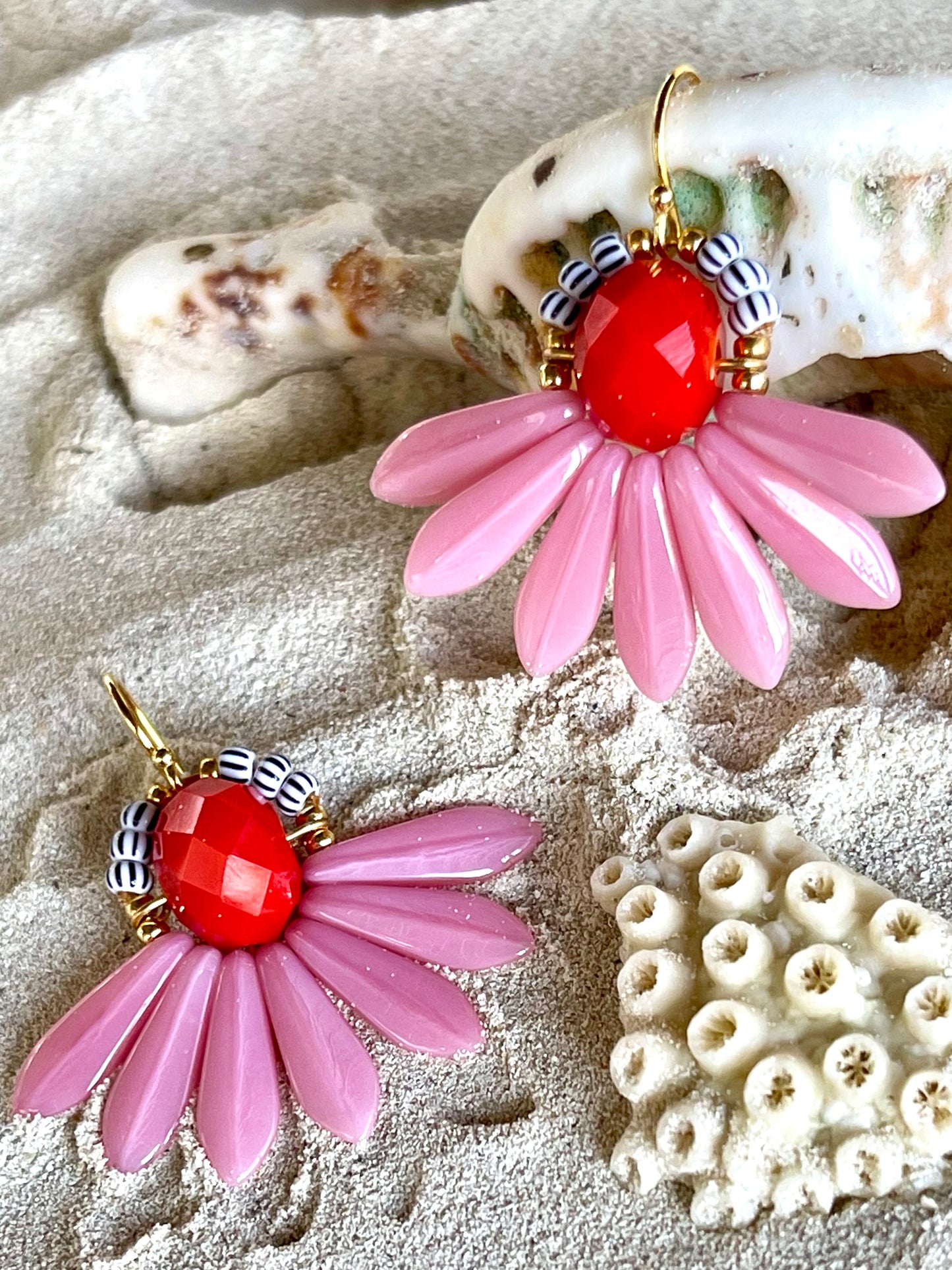 Stor blomster ørering med rød glasperle og sjældne rosa glasperler