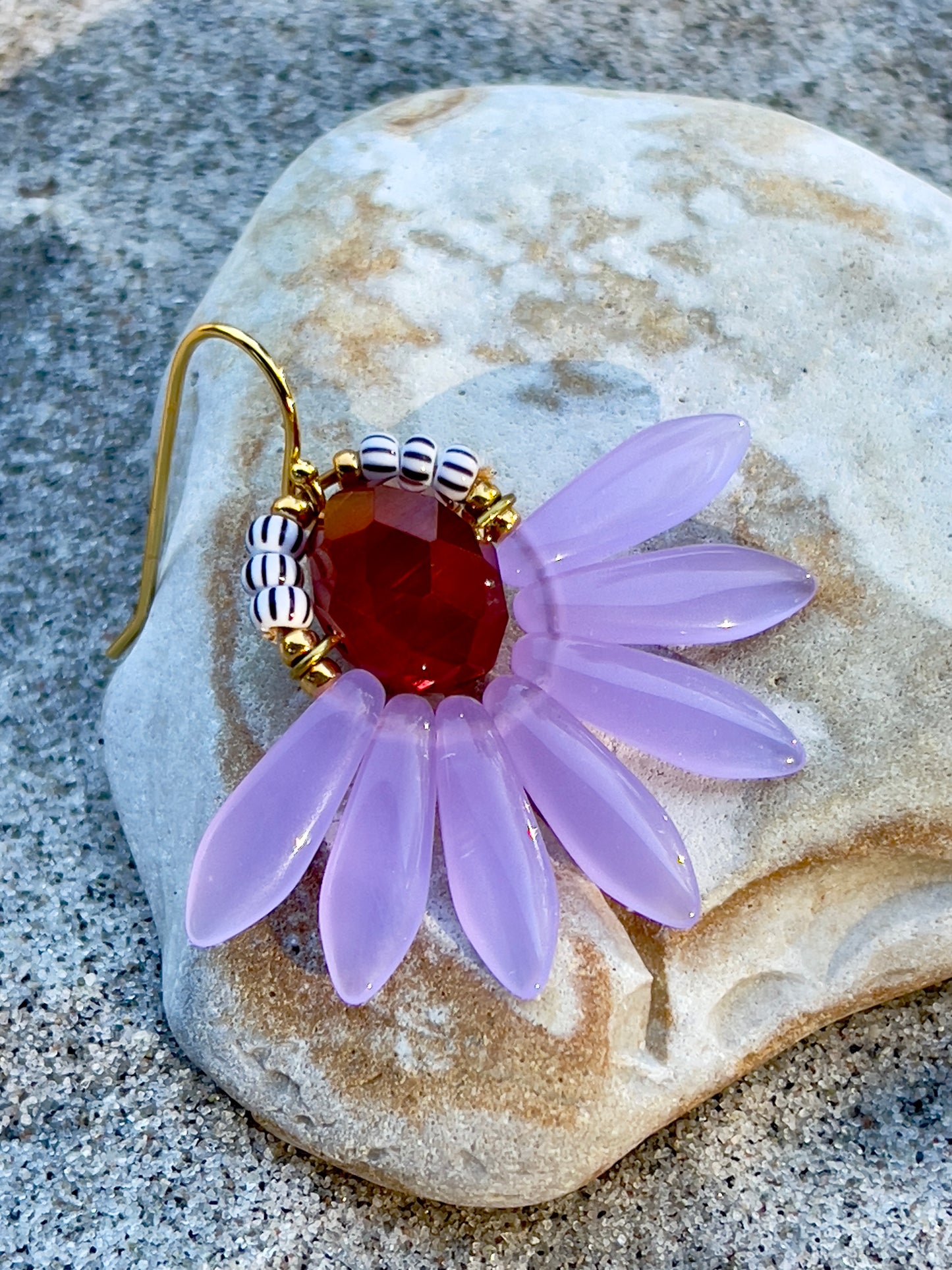 Stor flot blomsterørering i lavendel og lyse brune farver