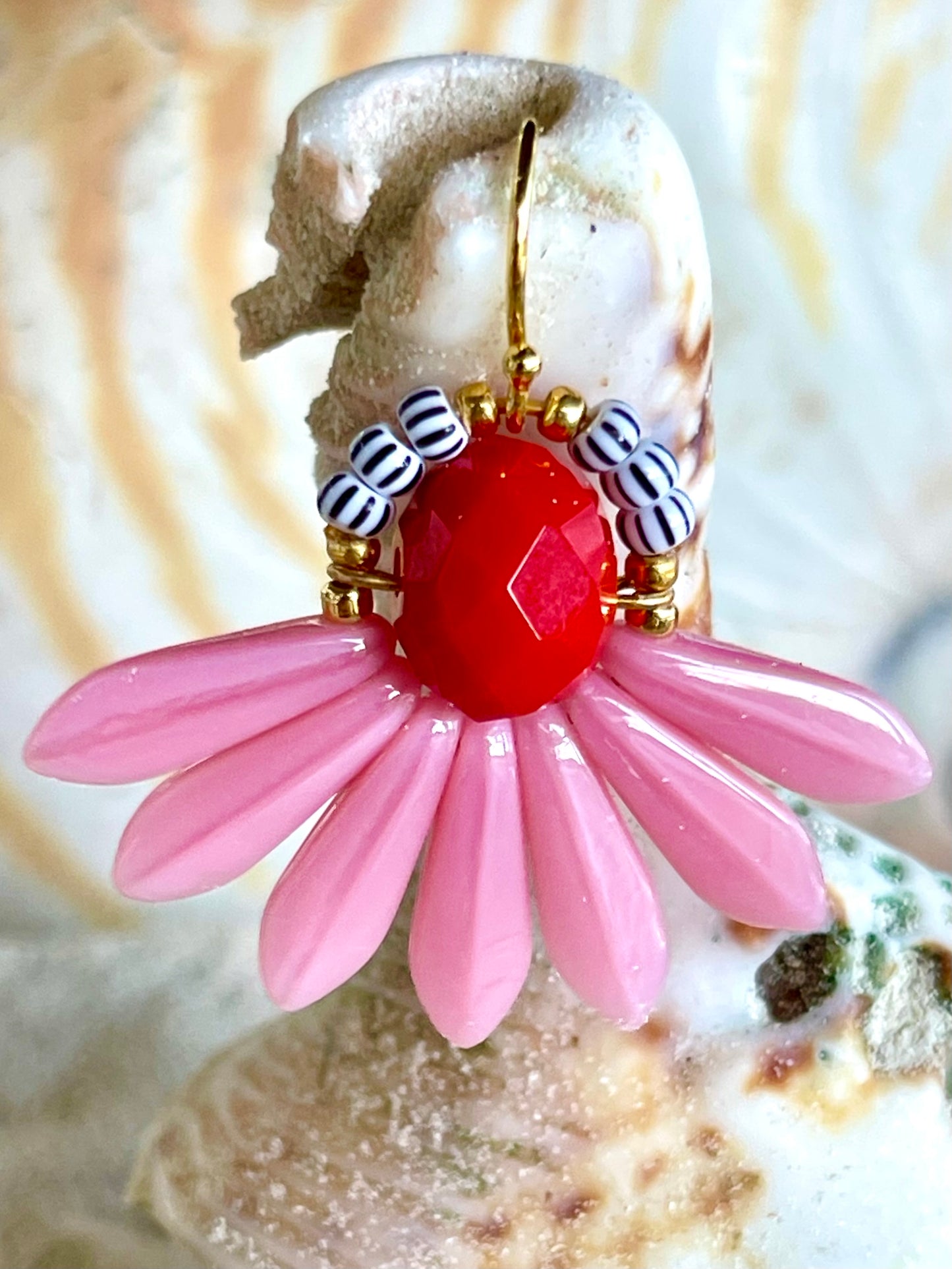 Stor blomster ørering med rød glasperle og sjældne rosa glasperler