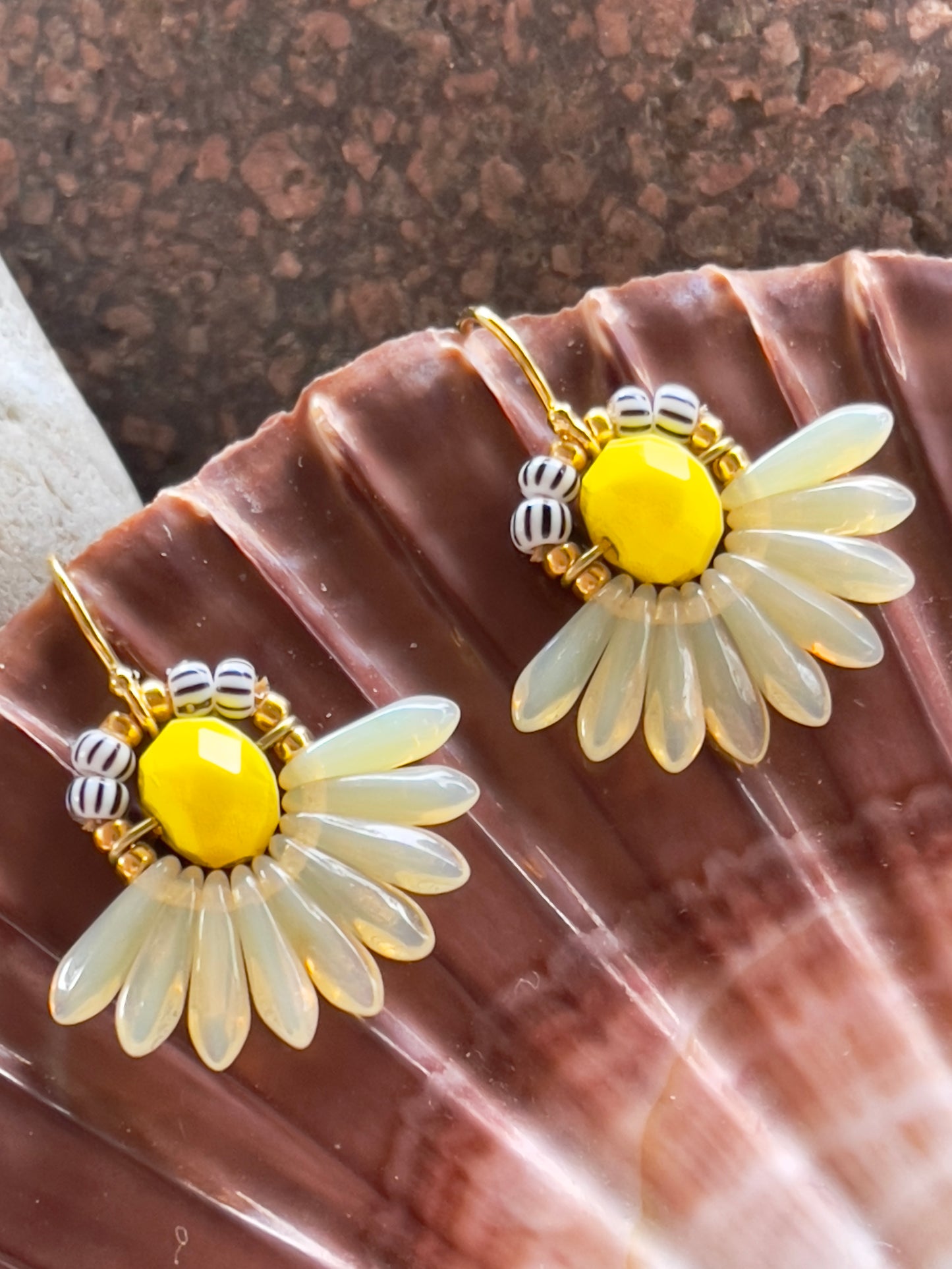 Mini blomsterørering med lysegule dråbe glasperler og lille gul glasperle