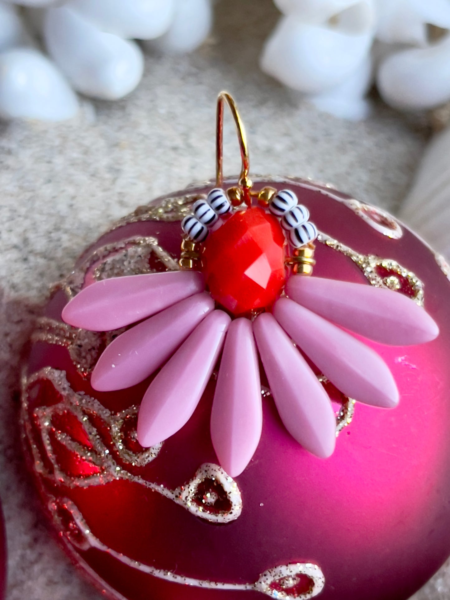 Flot blomster ørering af sjældne rosa glasperler.