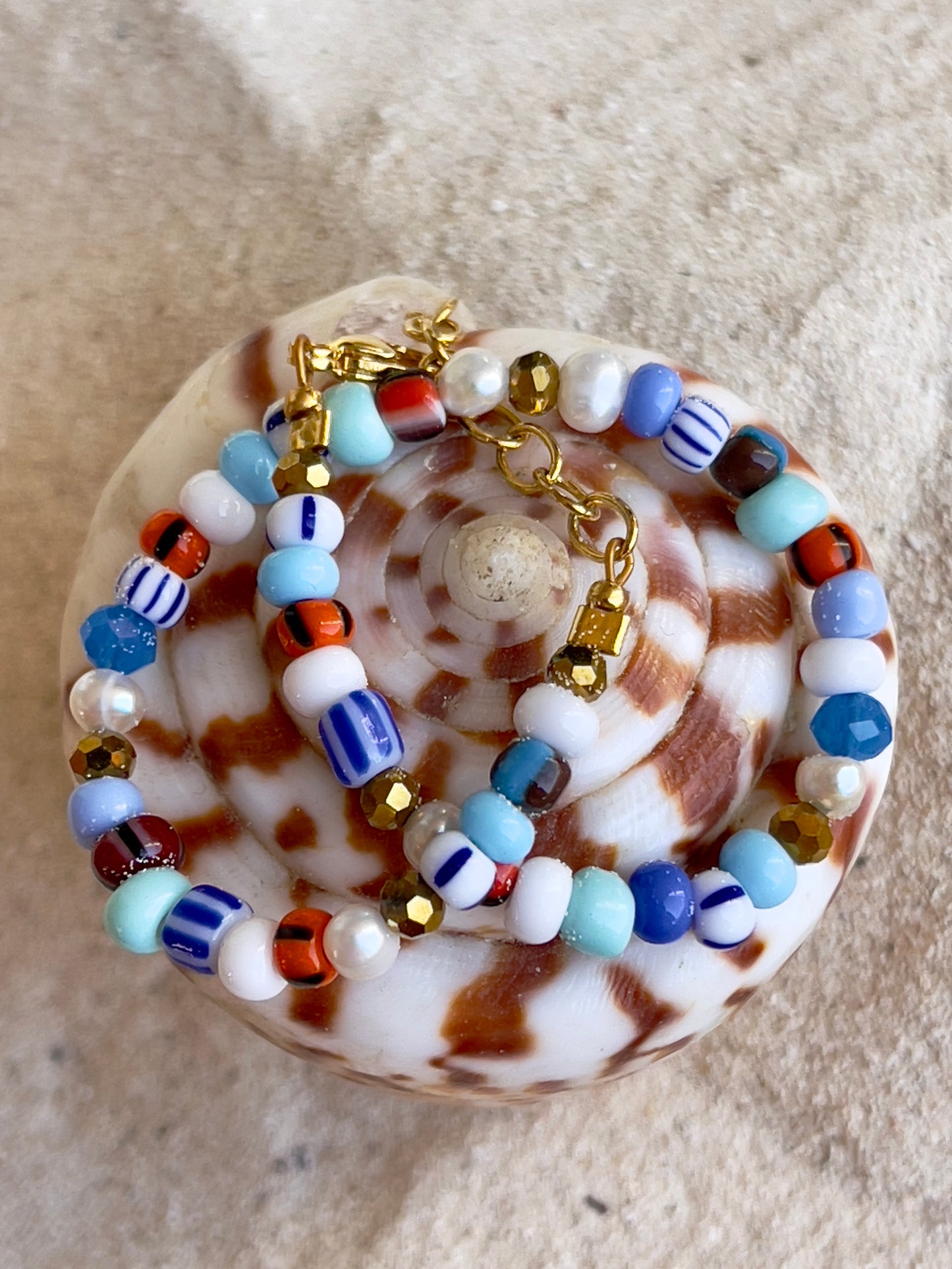 Armbånd med store Seed Beads i dejlige orange, brune og blå nuancer og med små ferskvandsperler