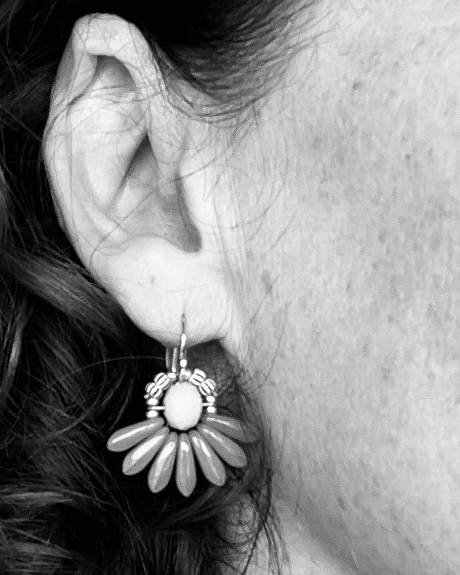 Mini blomsterørering med flotte gammelrosa dråbe glasperler og mørk blå glasperle