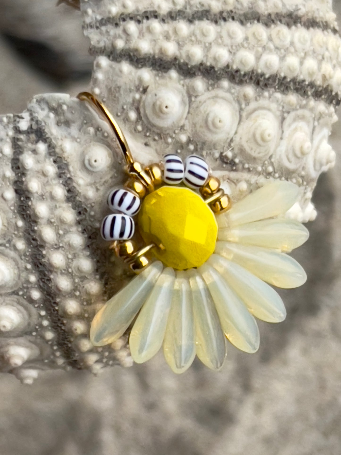 Mini blomsterørering med lysegule dråbe glasperler og lille gul glasperle