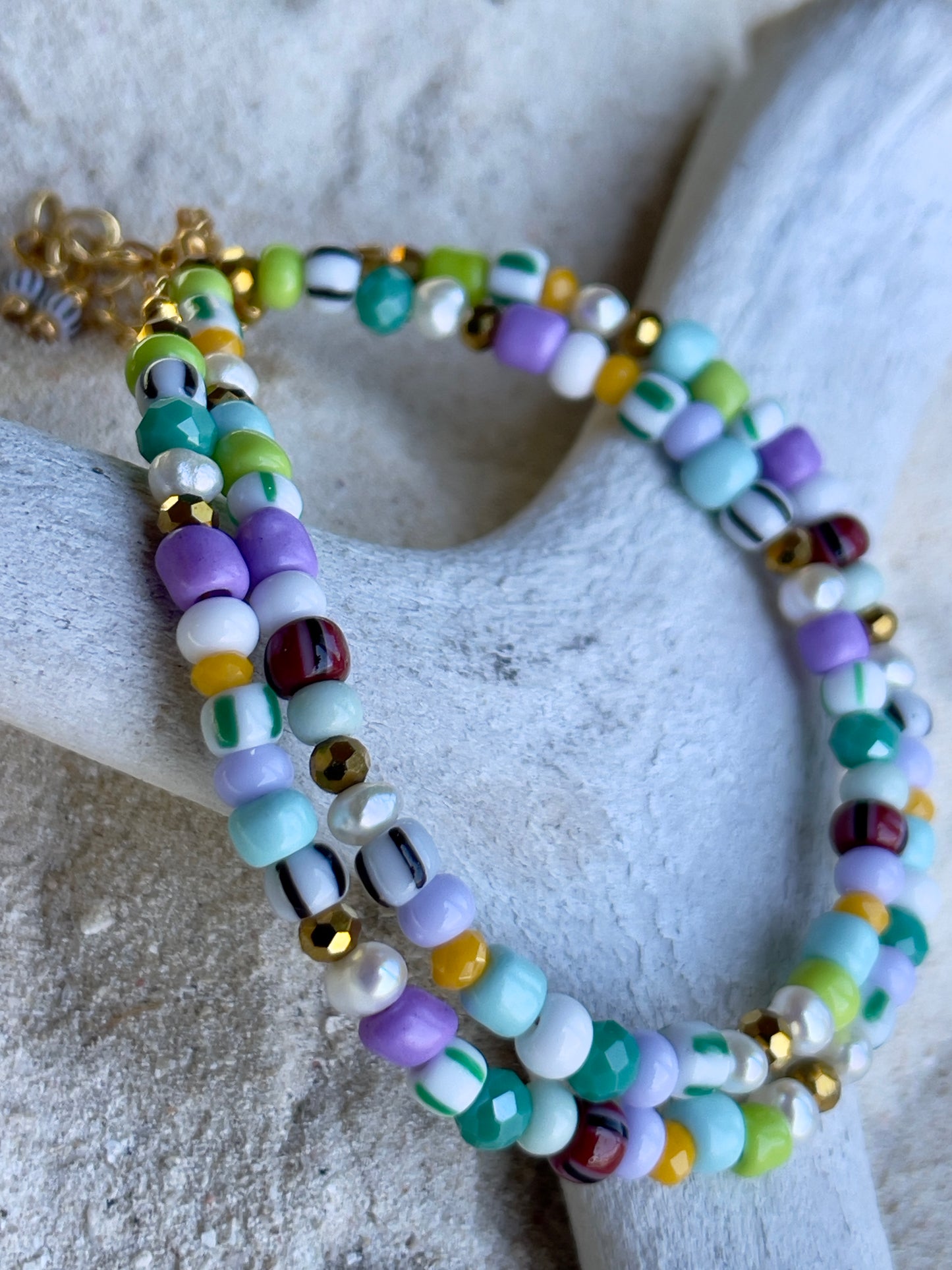 Armbånd med store Seed Beads i lækre lilla og grønne nuancer og med små ferskvandsperler