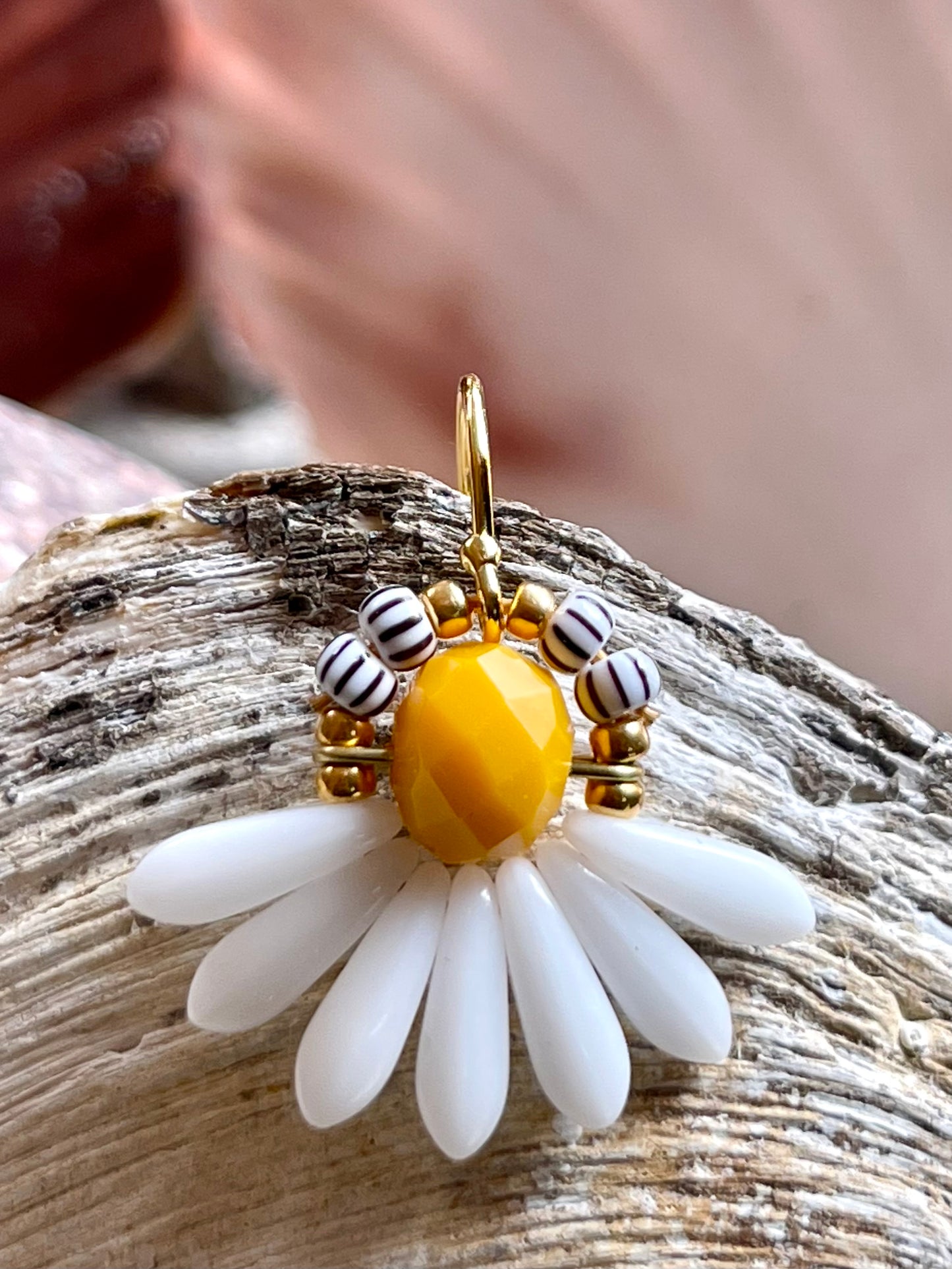 Mini blomsterørering med hvide dråbe glasperler og lille mangofarvet glasperle