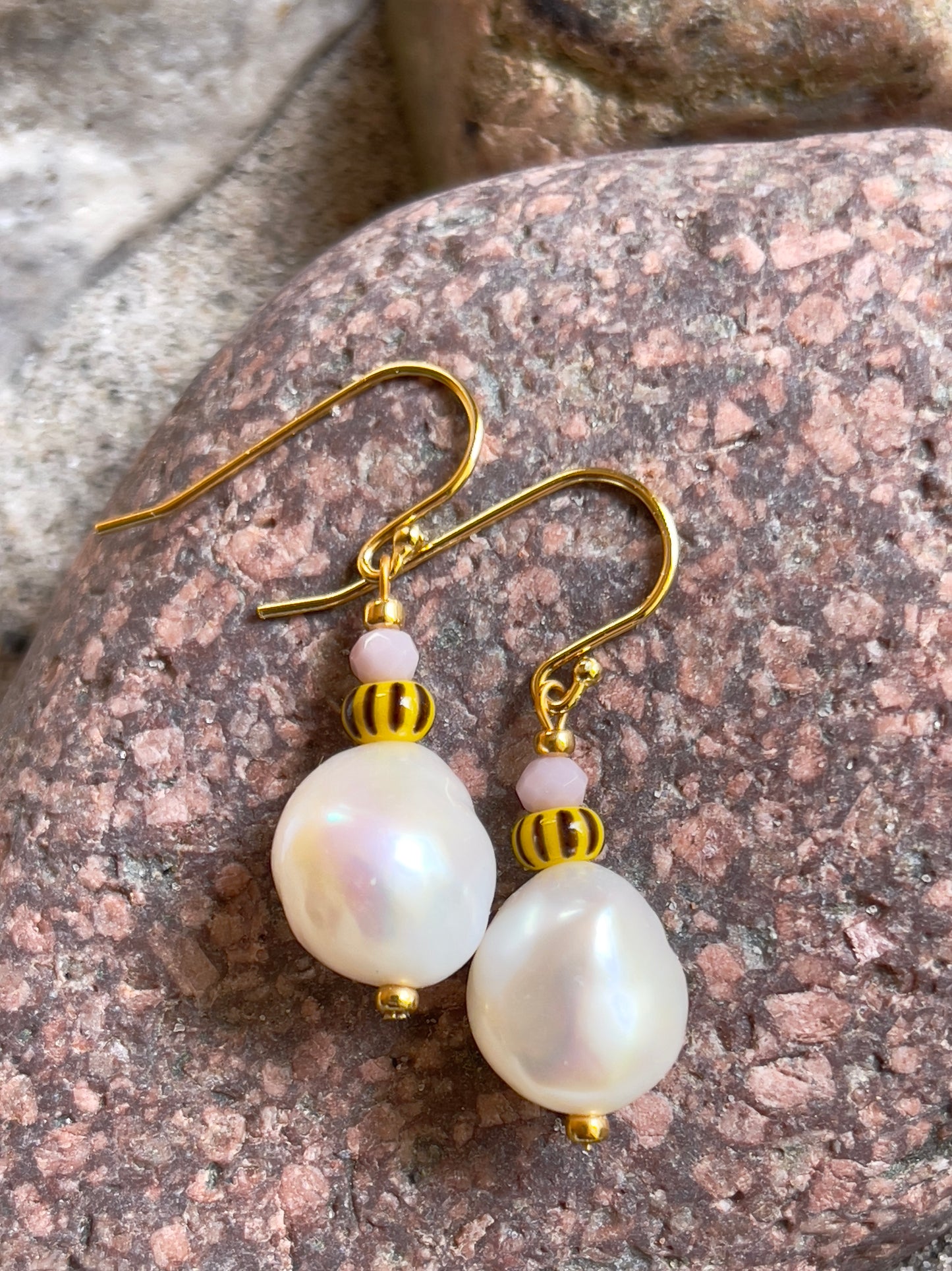 Flot ørering med stor ferskvandsperle og seed beads.