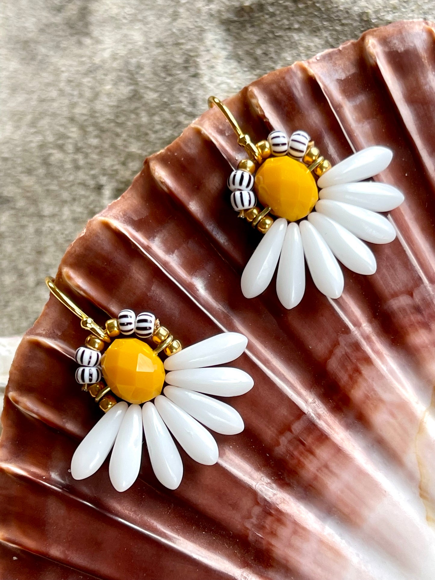 Mini blomsterørering med hvide dråbe glasperler og lille mangofarvet glasperle