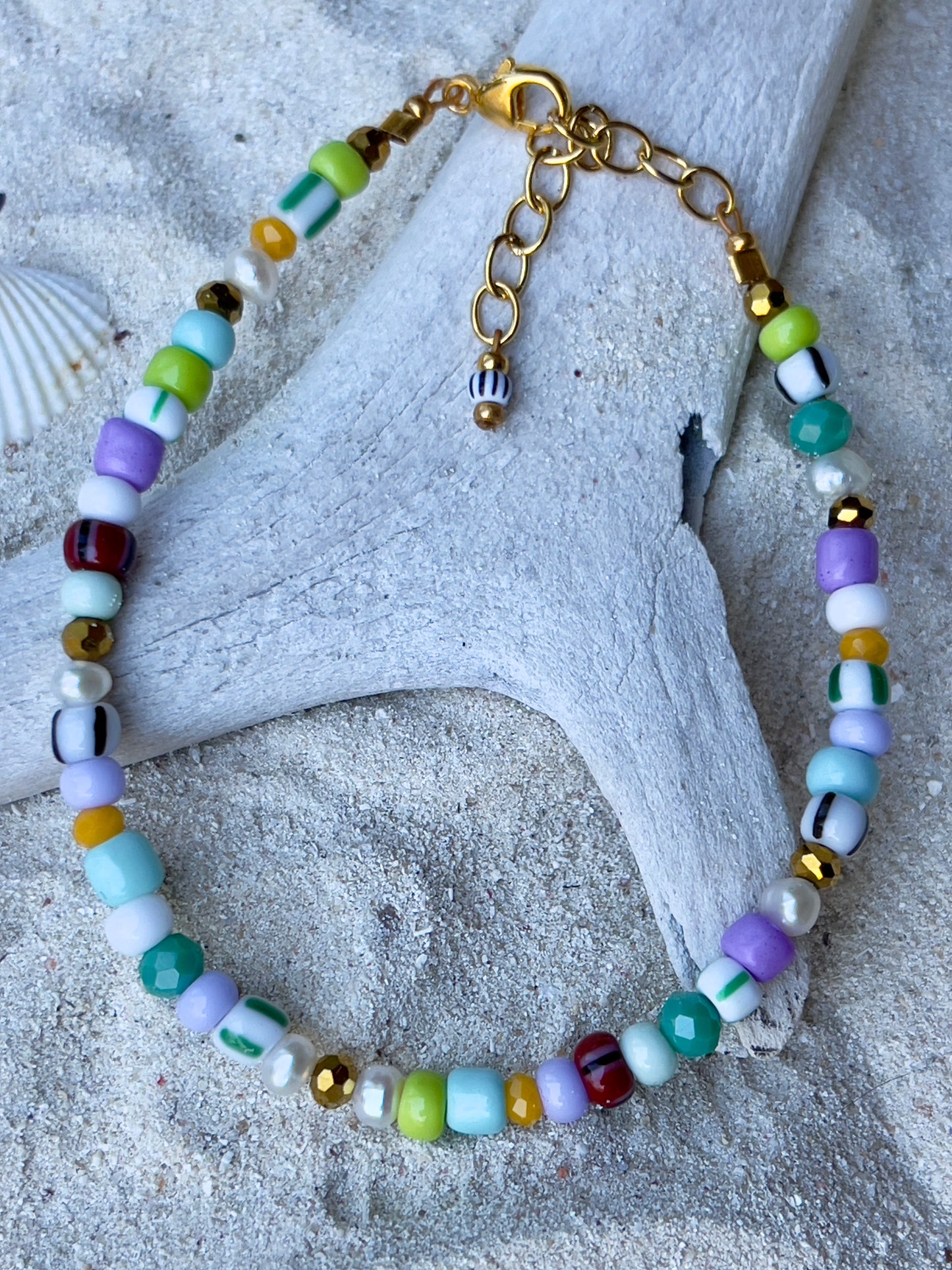 Armbånd med store Seed Beads i lækre lilla og grønne nuancer og med små ferskvandsperler