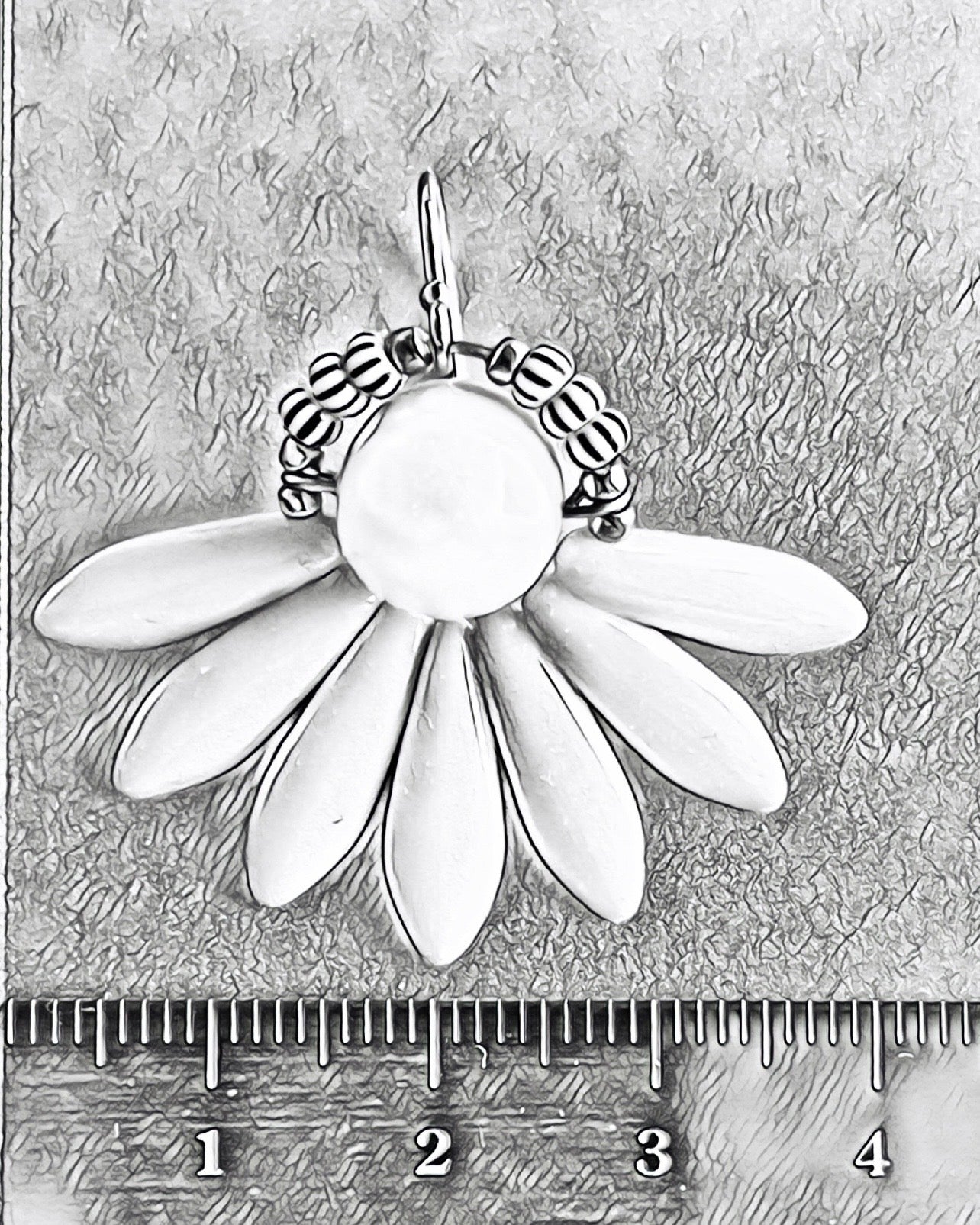 Stor multifarvet blomsterørering med blade i dejlige friske farver og med en flot ferskvandsperle.