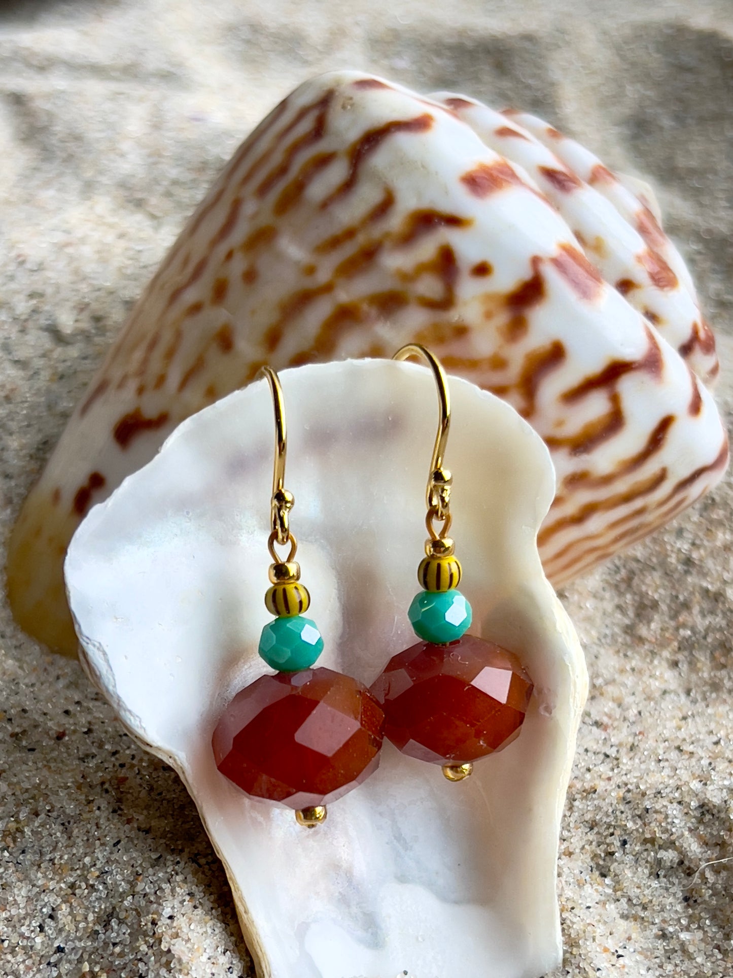 Ørering med flot stor brun glasperle, lille grøn glasperle og seed beads