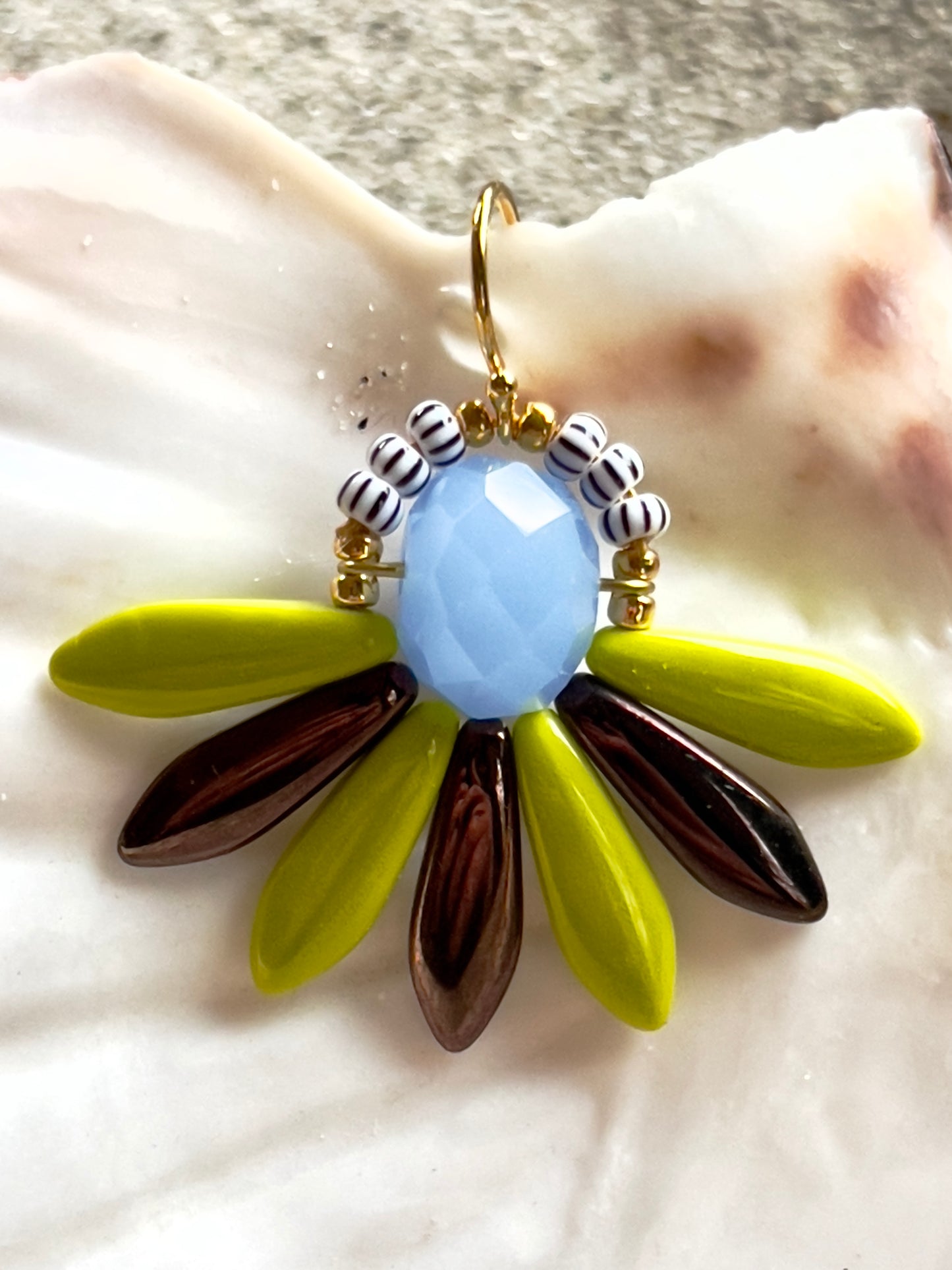 Stor brun, lime og lyselilla blomster ørering
