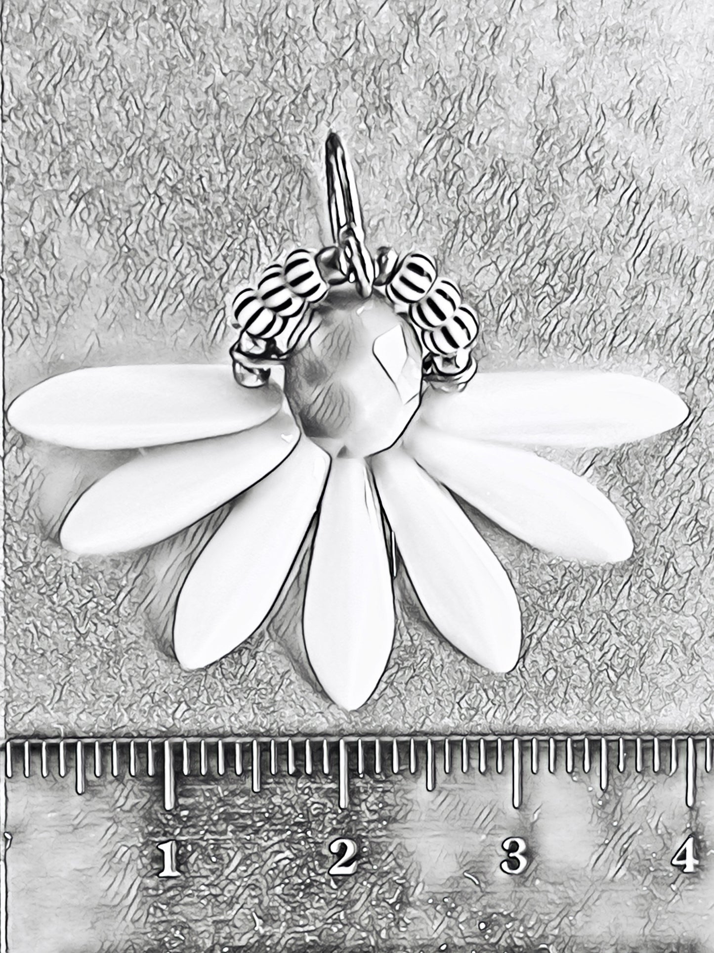 Stor blomster ørering med kremgule blade og grøn glasperle i midten