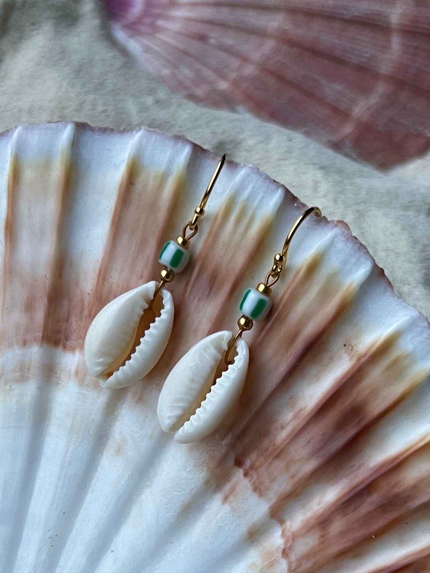 Delikat ørering med Cowrie Shell bead