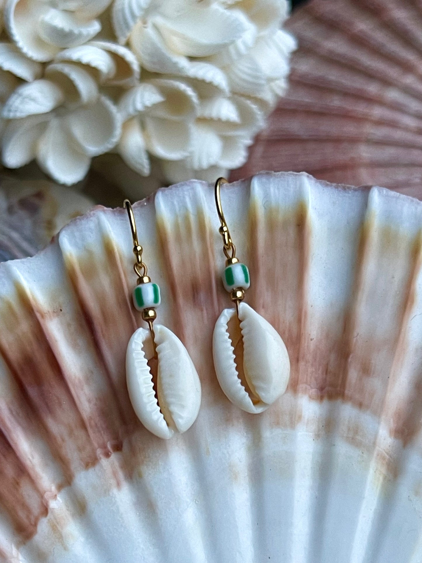 Delikat ørering med Cowrie Shell bead