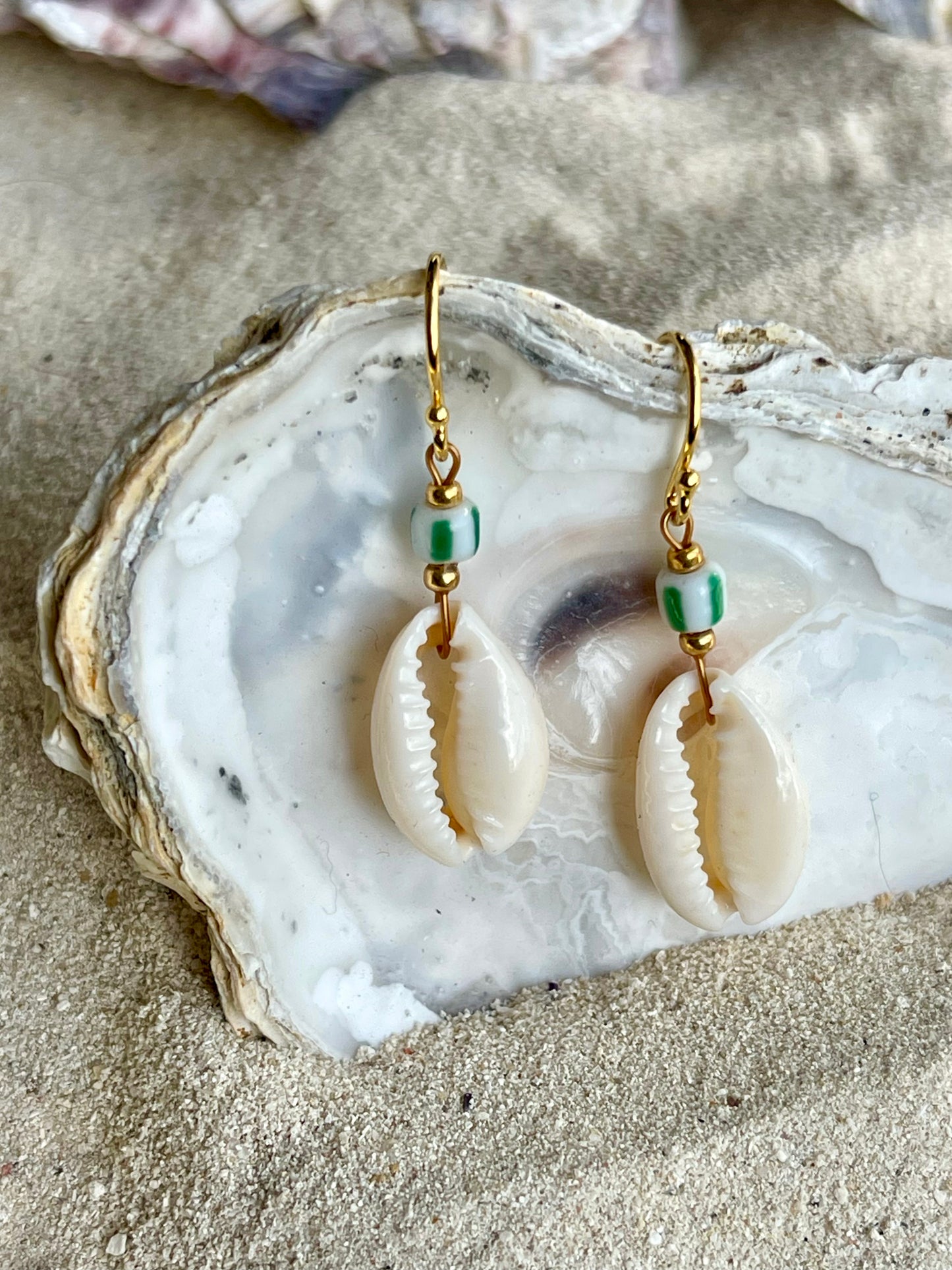 Delikat ørering med Cowrie Shell bead
