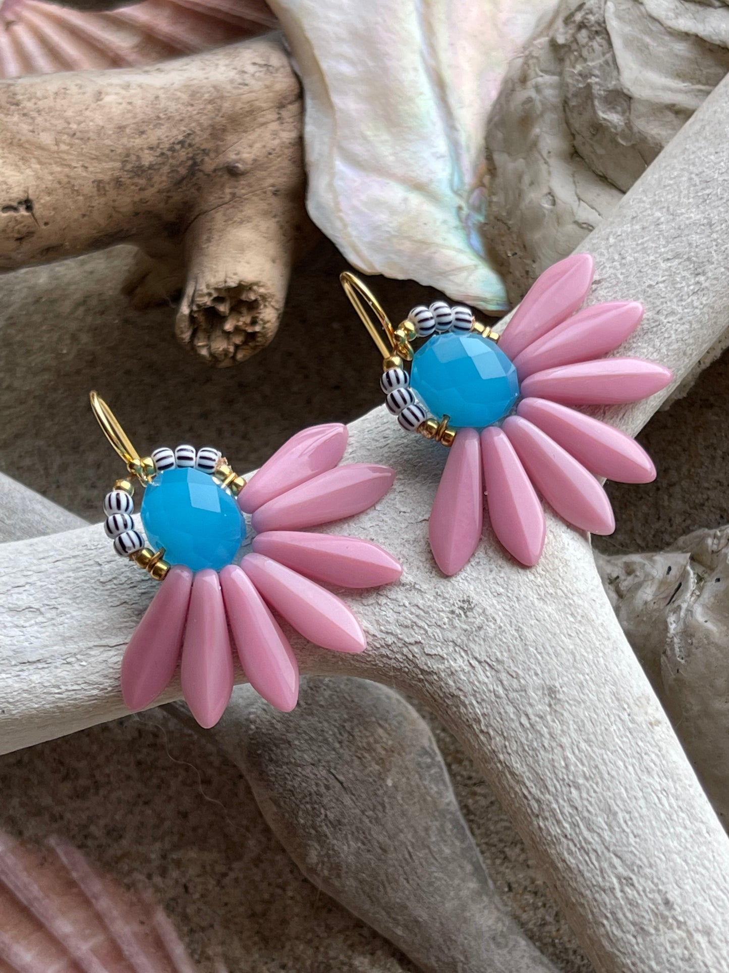 Stor blomster ørering med sjældne rosa glasperler
